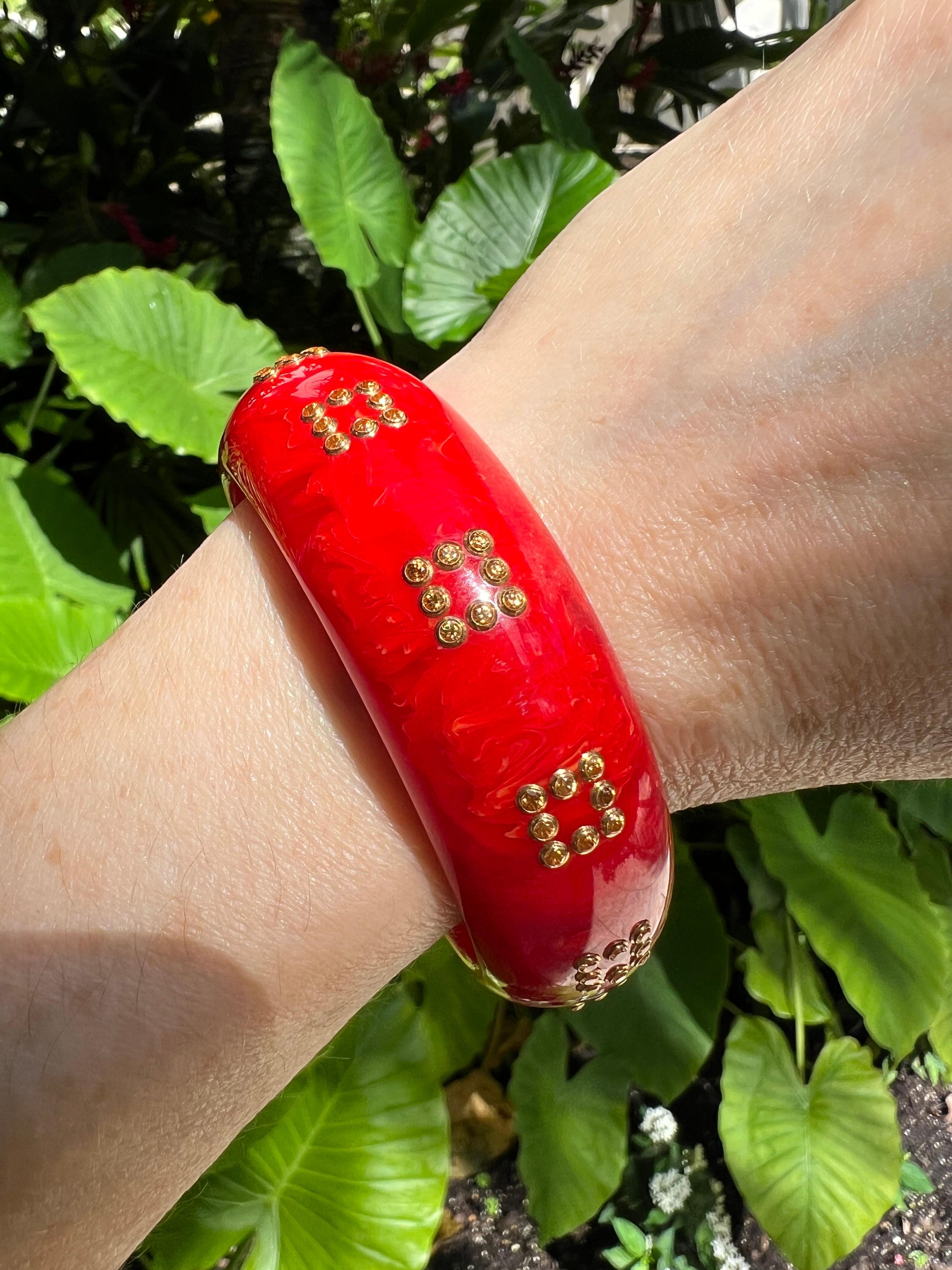 Taille brillant Mark Davis Bracelet jonc en or 18 carats, saphir jaune, bakélite rouge en vente