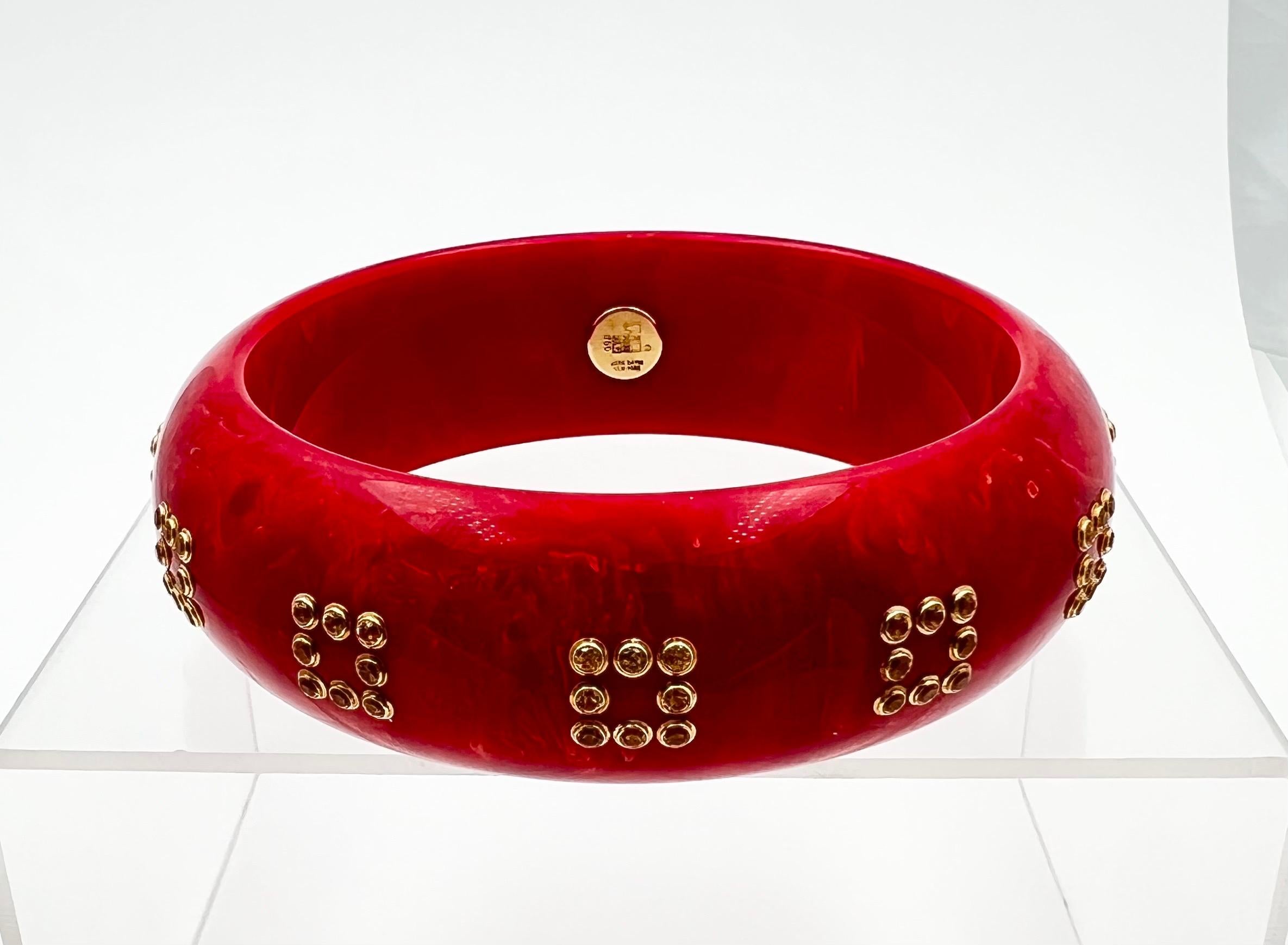 Mark Davis Bracelet jonc en or 18 carats, saphir jaune, bakélite rouge Excellent état - En vente à Palm Beach, FL