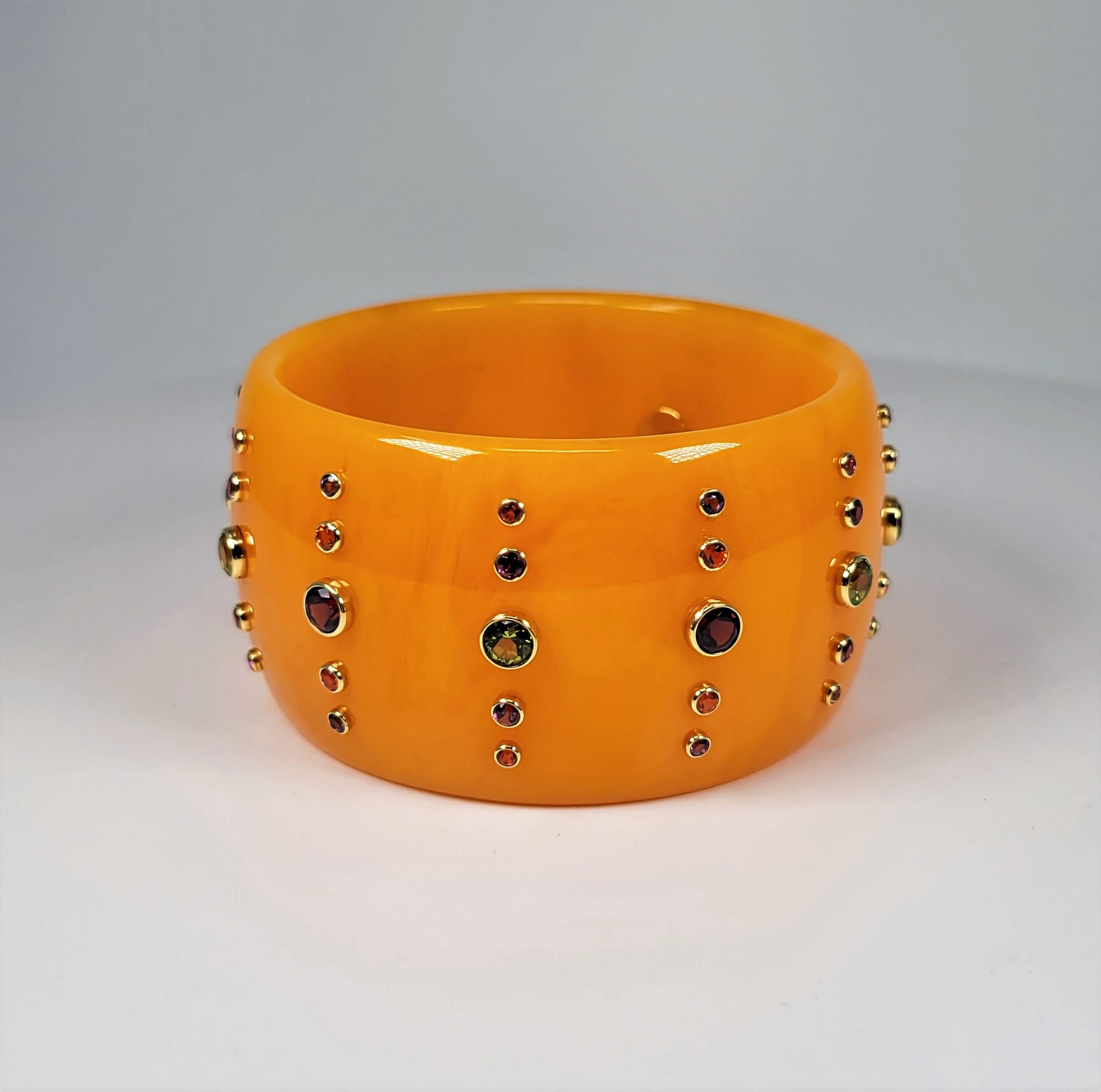 Taille ronde Mark Davis Bracelet en bakélite jaune marbrée avec pierres précieuses en vente