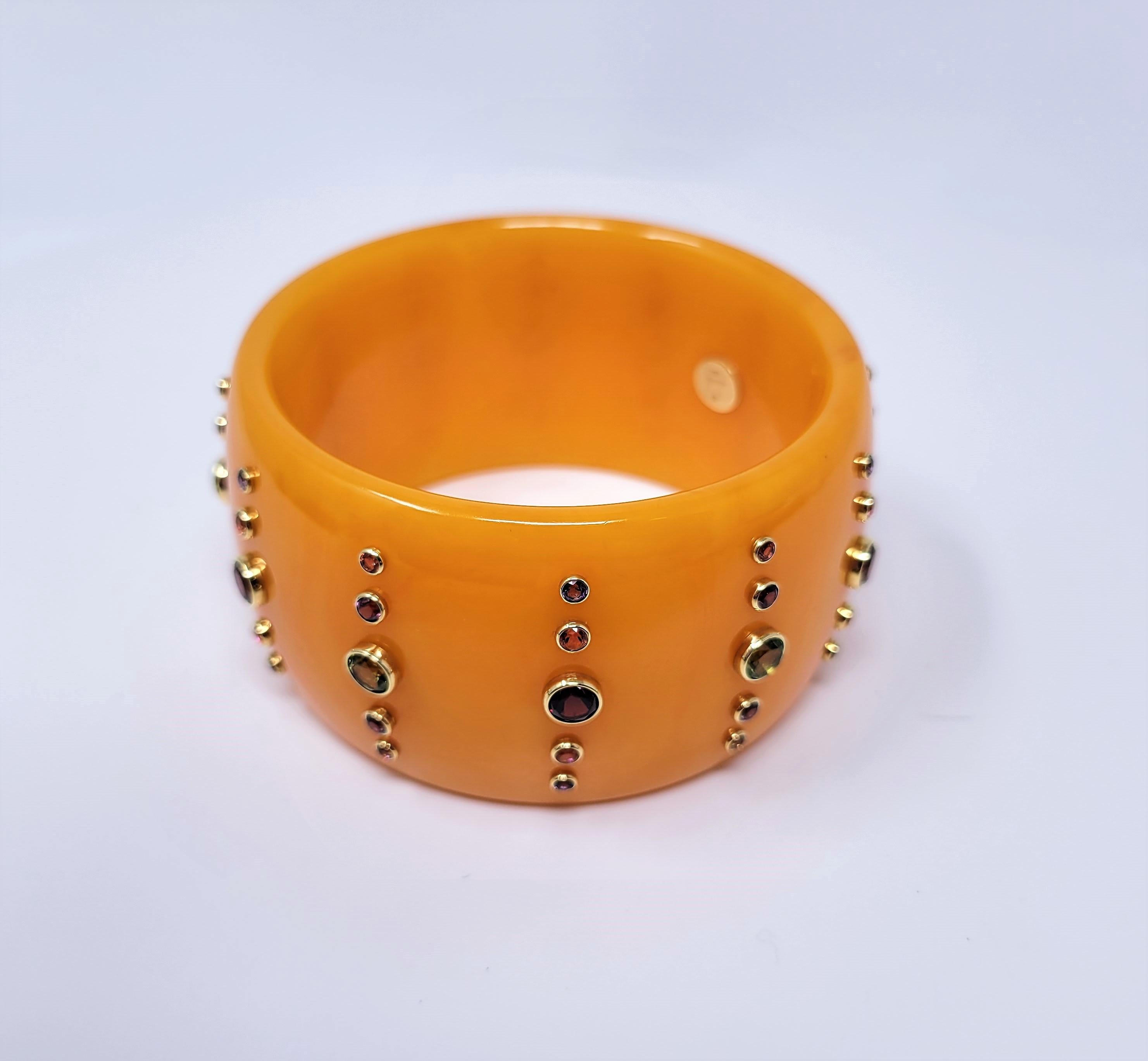 Mark Davis Bracelet en bakélite jaune marbrée avec pierres précieuses Unisexe en vente