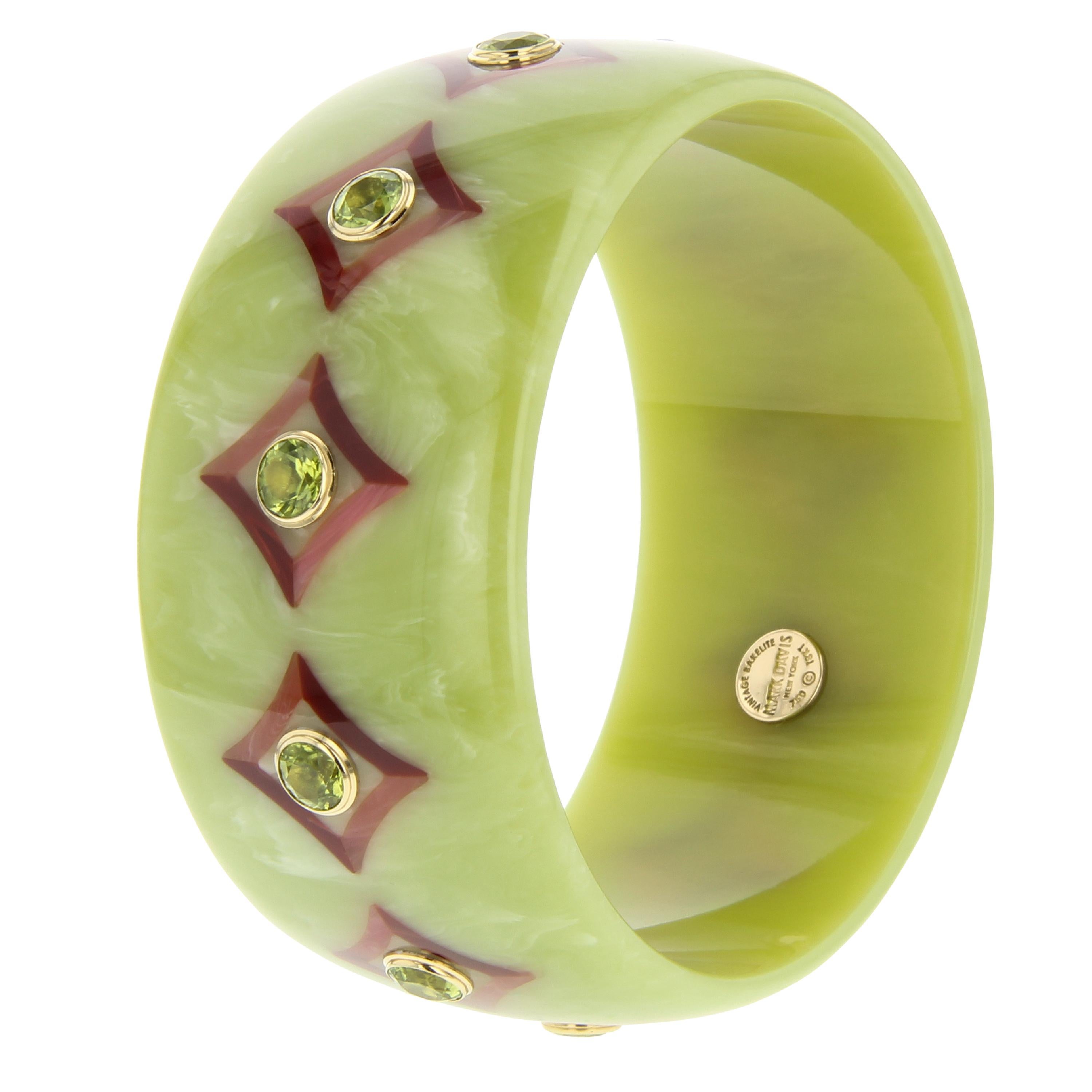 Contemporary Mark Davis Vintage Bakelite Bangle with Inlay and Peridot in 18 Karat Gold For Sale