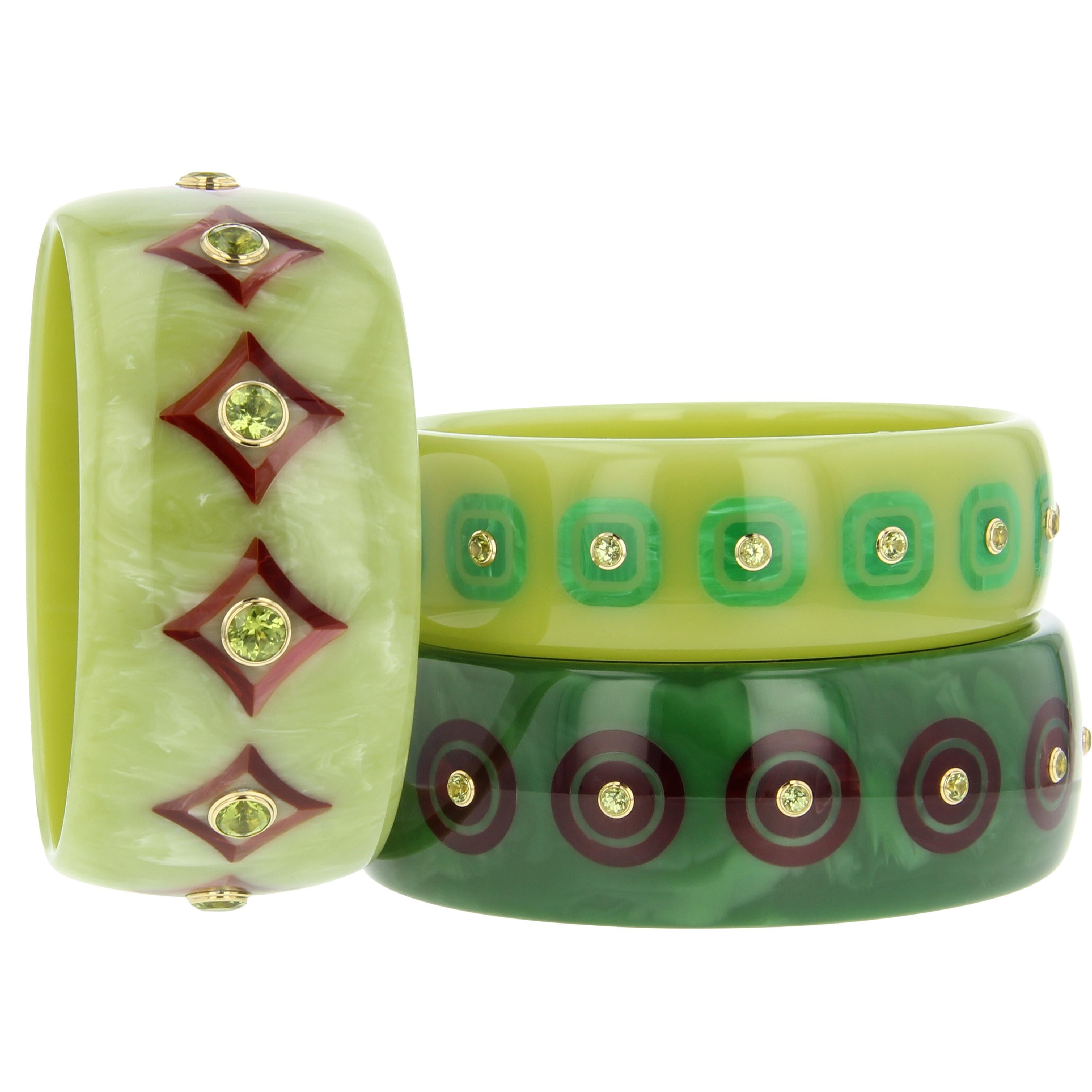 Women's Mark Davis Vintage Bakelite Bangle with Inlay and Peridot in 18 Karat Gold For Sale
