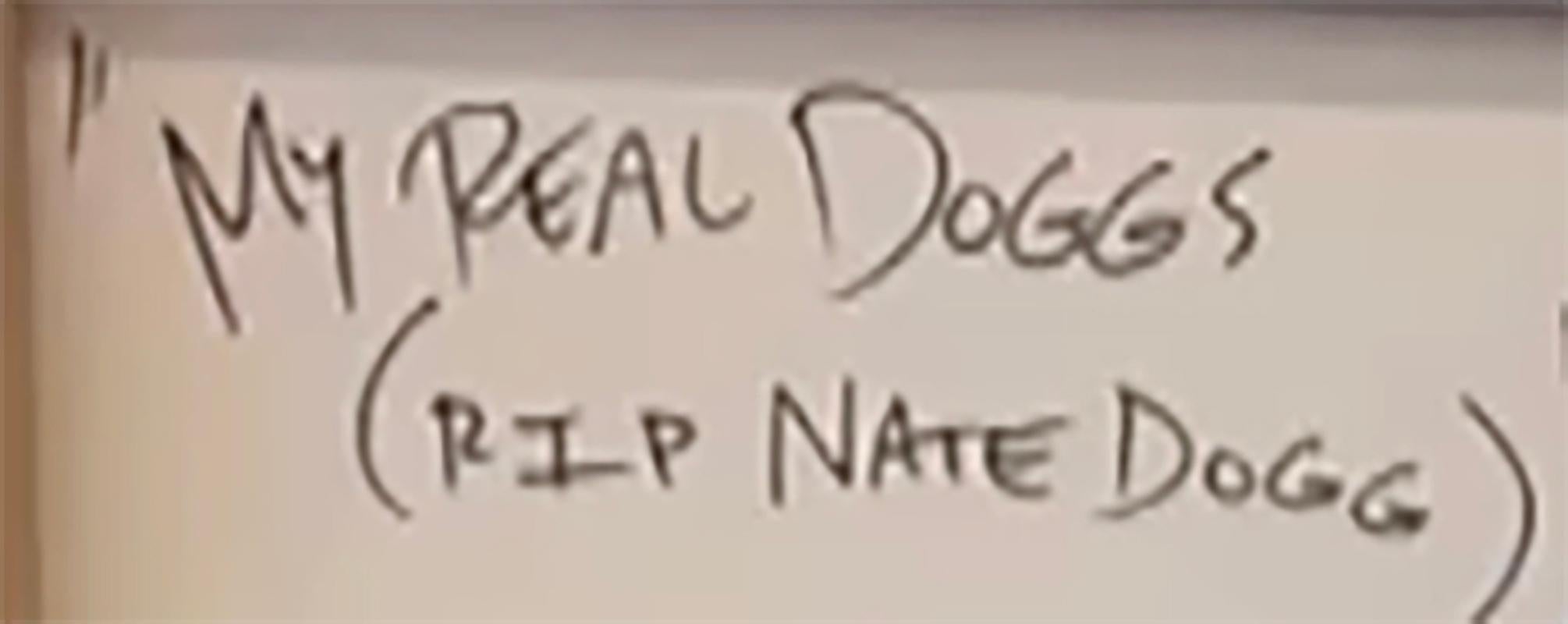 Mis verdaderos Doggs (RIP Nate Dogg) - Figurative Painting Beige de Mark Drew