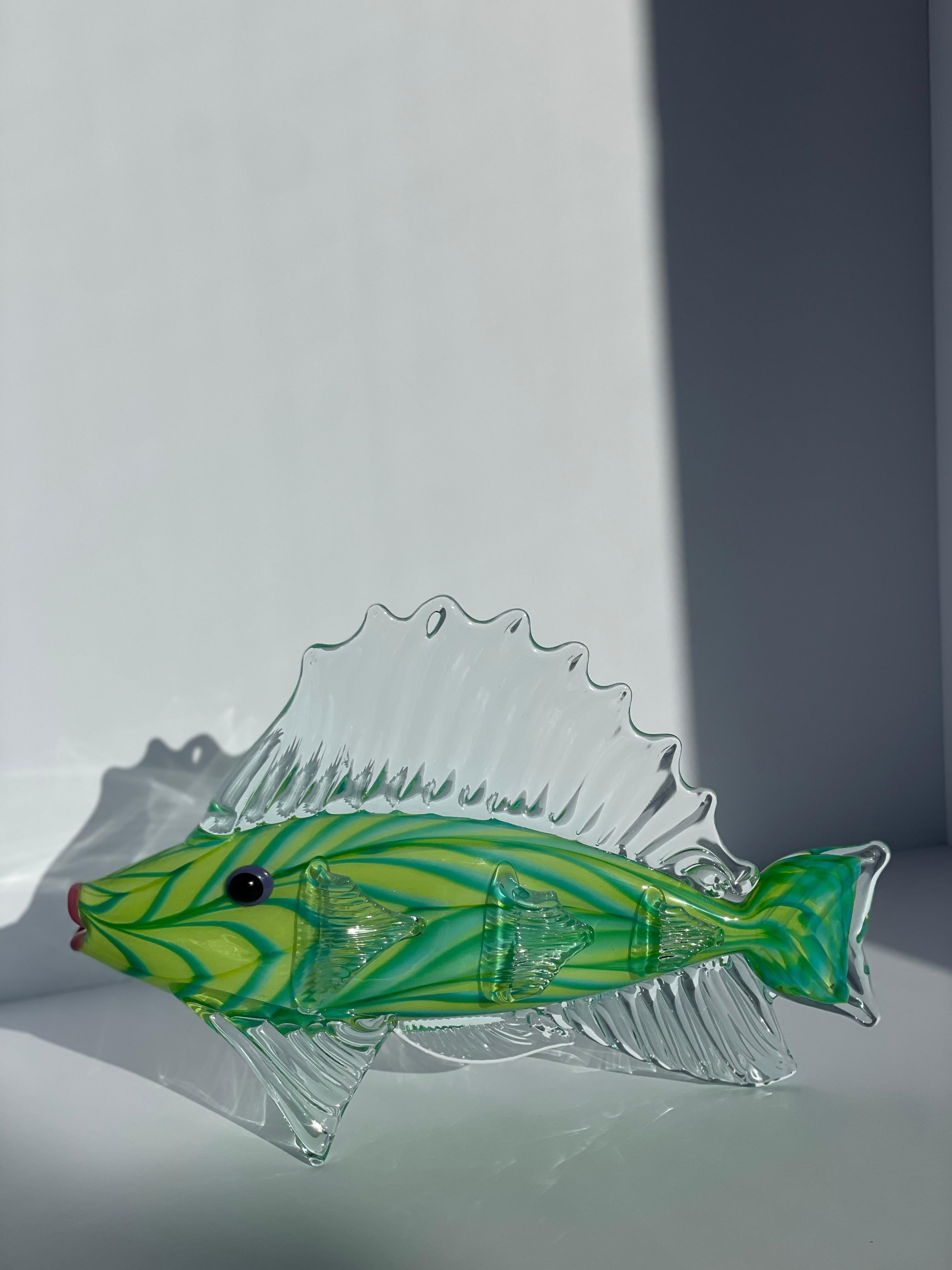 Esta sorprendente escultura de pez de cristal de Mark Eckstrand, del año 2000, es un ejemplo muy grande de la obra del artista. Este pez de vidrio artístico captura la esencia de la vida acuática en un medio asombroso y contemporáneo. Creada por