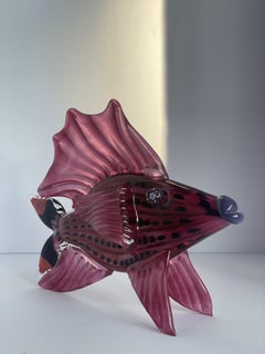 Scultura di pesce in vetro di Murano di Mark Eckstrand - Fucsia e nero, occhio di Murano