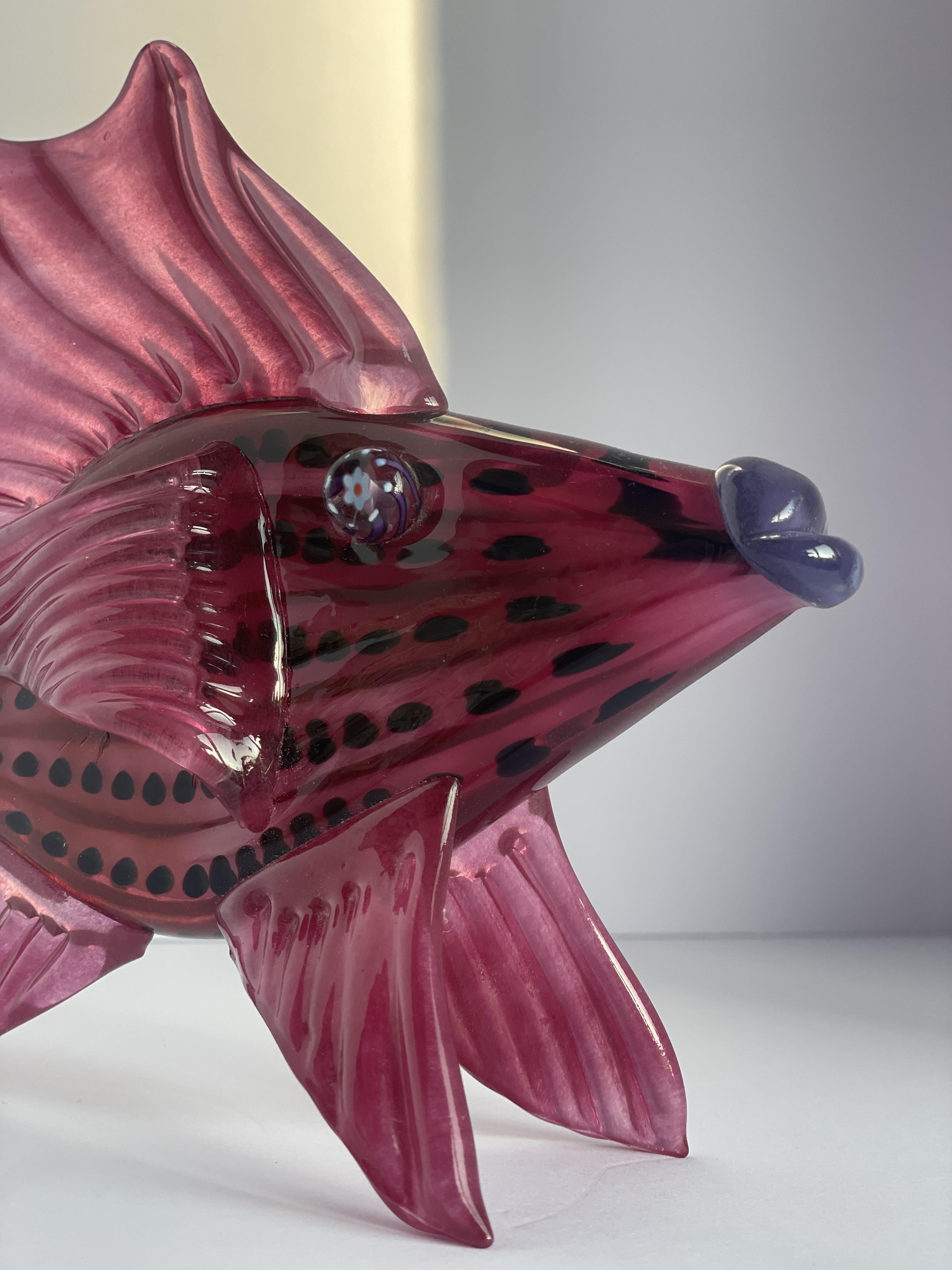 Escultura de pez de cristal de Murano Mark Eckstrand - Fucsia y negro, ojo de murrina Moderno en venta