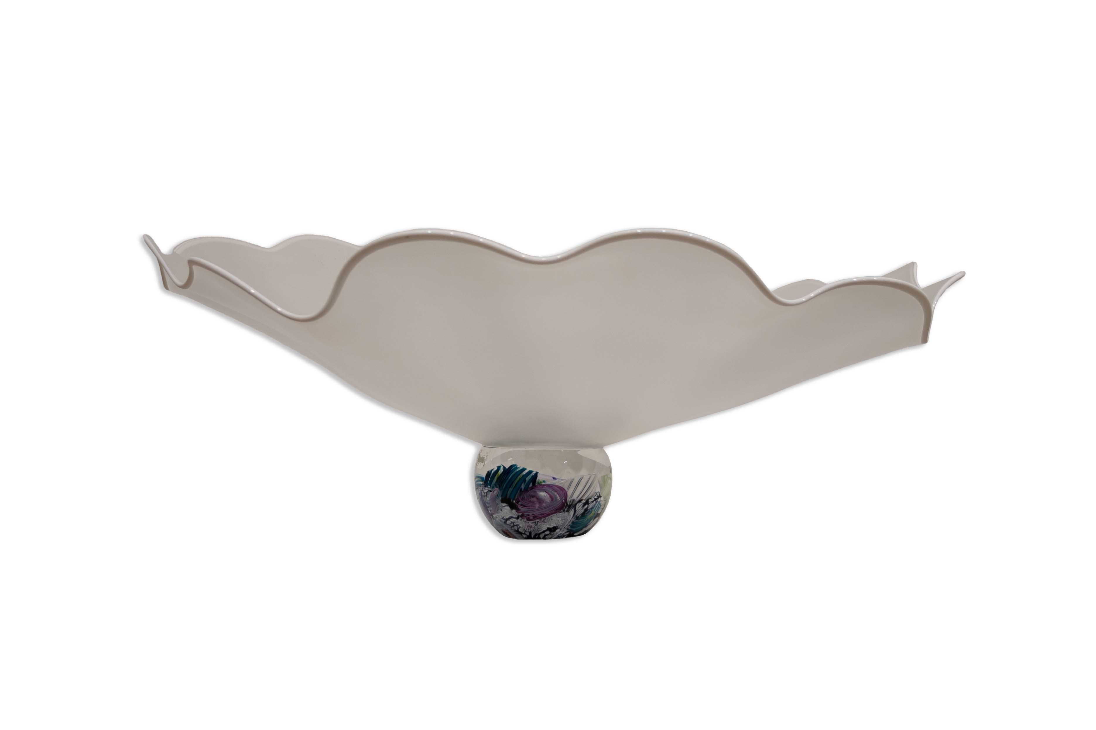 Sculpture contemporaine en verre soufflé à la main par Mark Eckstrand, vers les années 1990. Signé en bas. Un design de bol décoratif avec des gravures incurvées et une base inspirée par des motifs océaniques. Mark Artistics est un artiste de verre