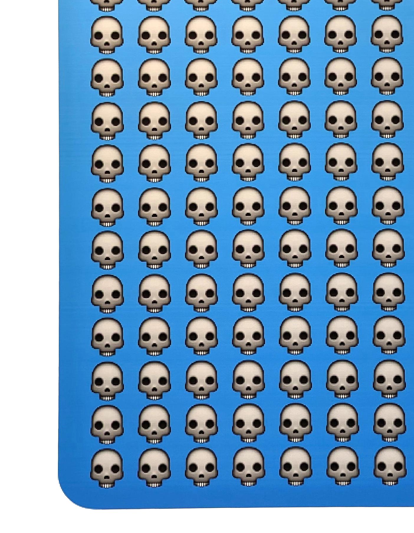 Stampa astratta contemporanea a inchiostro d'archivio su tela dell'artista di Houston, TX, Mark Flood. Il pezzo raffigura un blocco di testo con 171 emoji di teschi. L'artista ha firmato il pezzo sul retro della tela. 

Biografia dell'artista: Mark