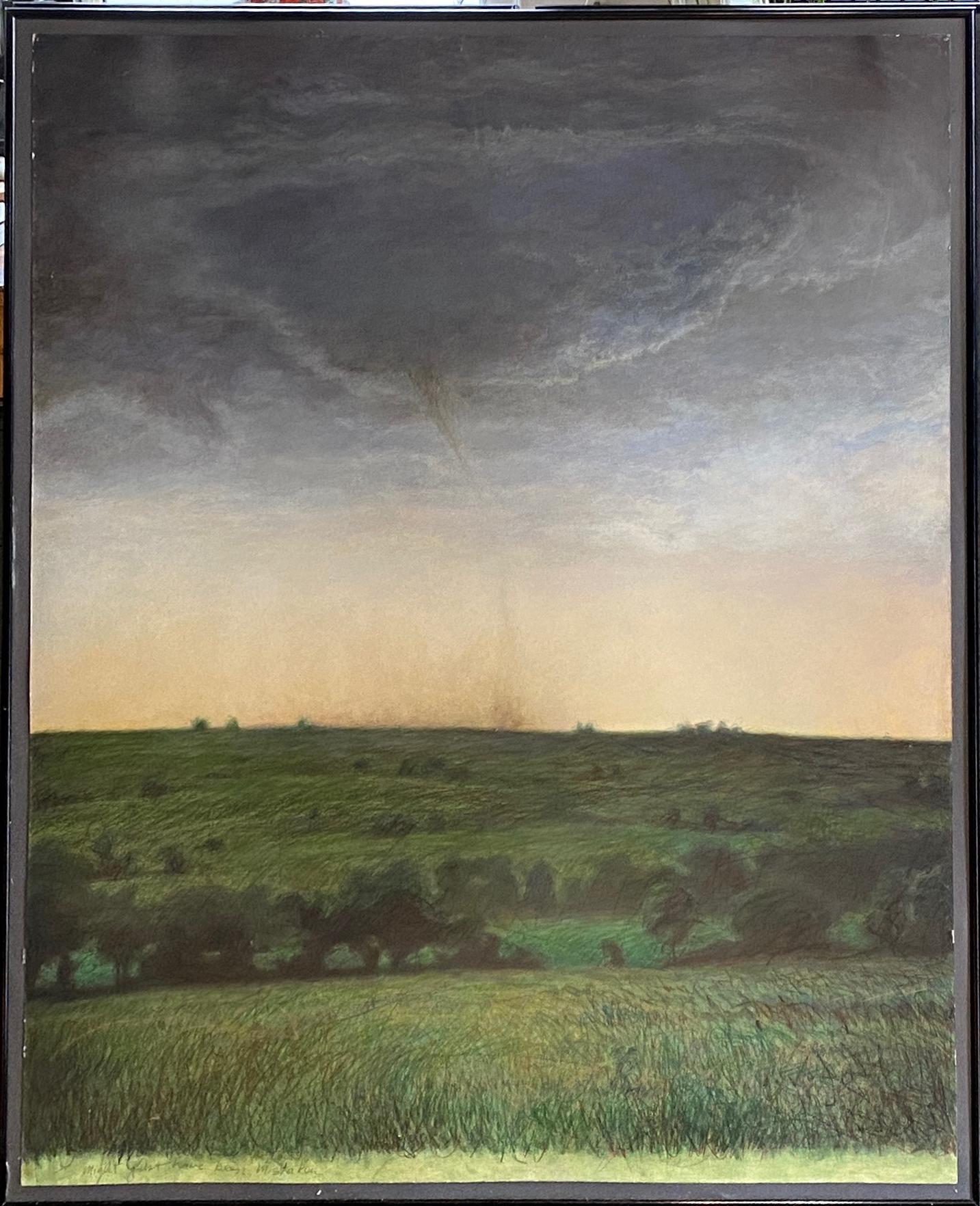 Questo dipinto paesaggistico incorniciato di 40 "x 32" a olio e prismacolor su carta, "I Might Have Been Mistaken", è stato realizzato con un'immagine di un paesaggio.  di Mark Gilmore, raffigura scure nuvole temporalesche che aleggiano su una verde