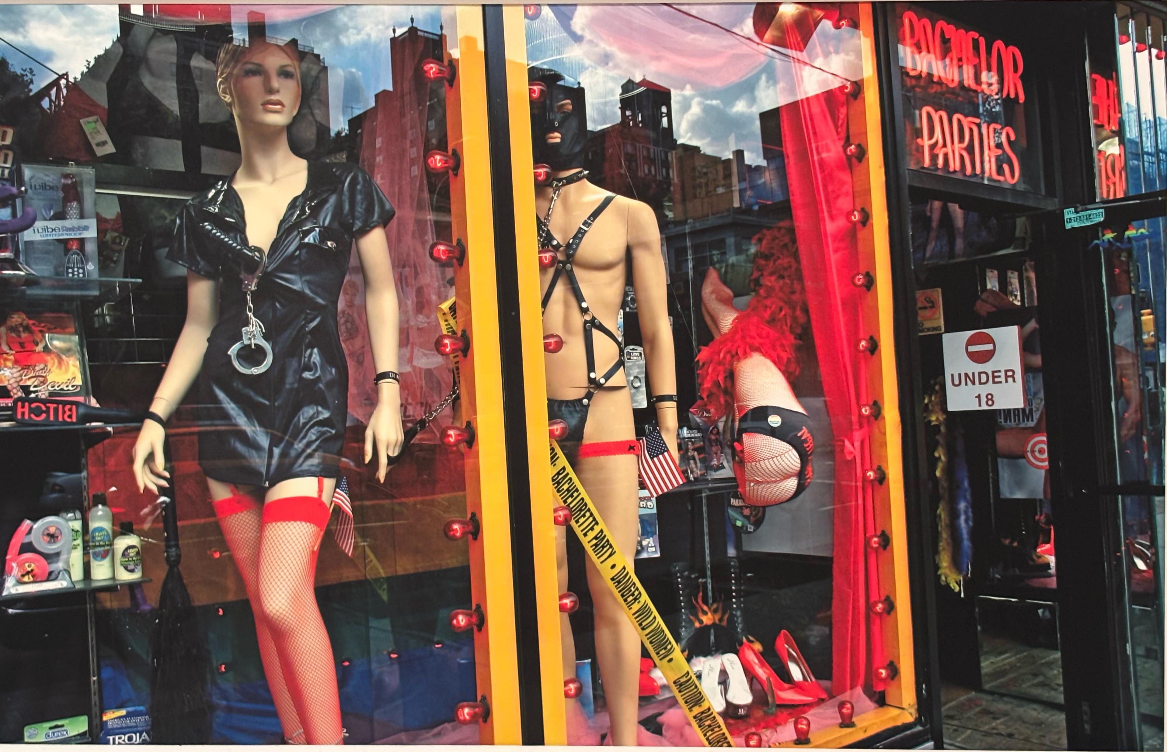 Still-Life Photograph Mark Golderman - Mannequins dans une fenêtre