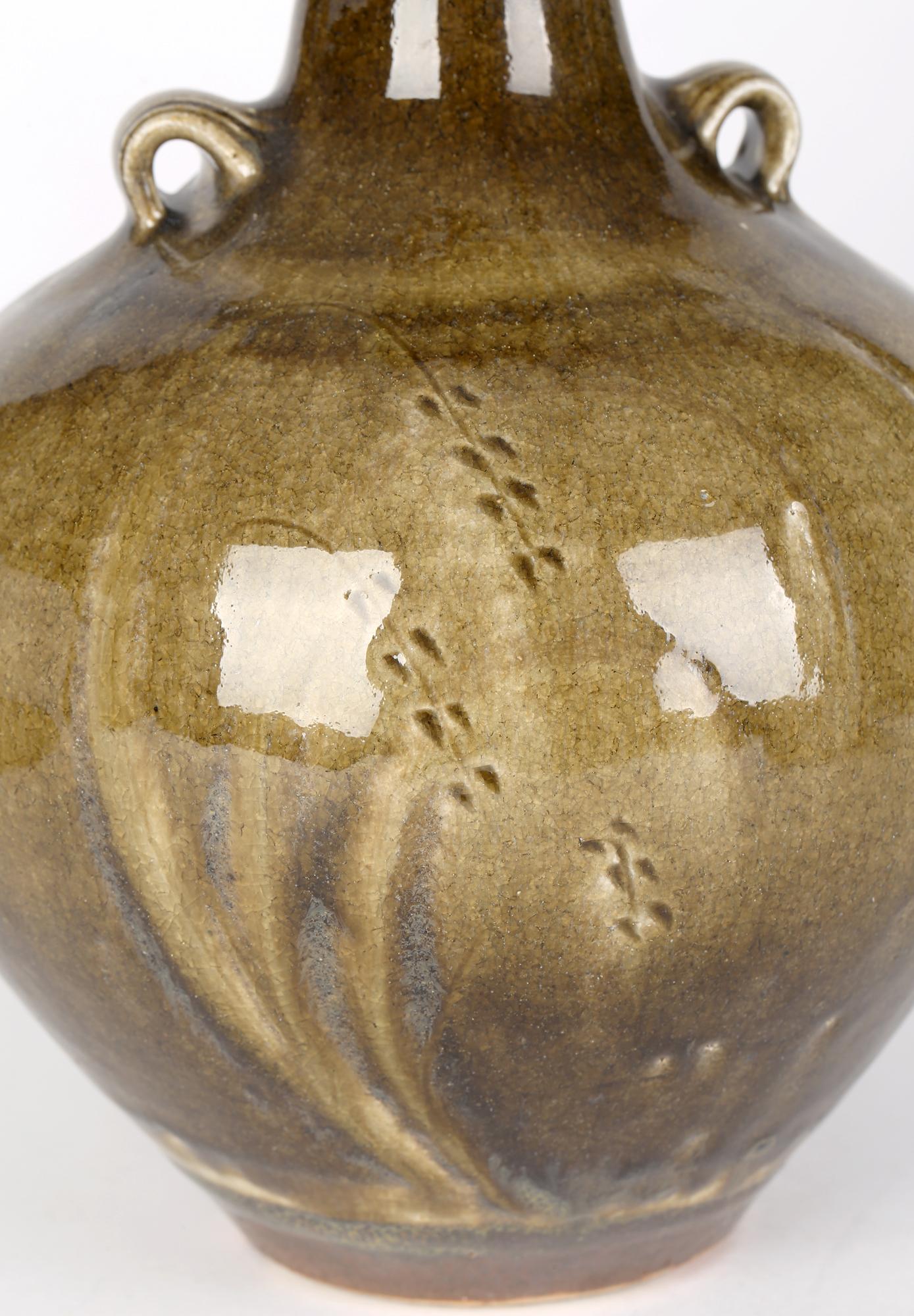 Mark Griffiths Vaso Studio Pottery grande a due manici con erbe in vendita 2
