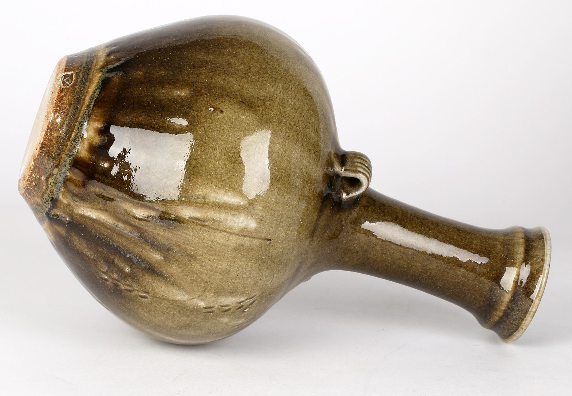 Mark Griffiths grand vase de poterie à deux poignées avec gazons de studio en vente 4