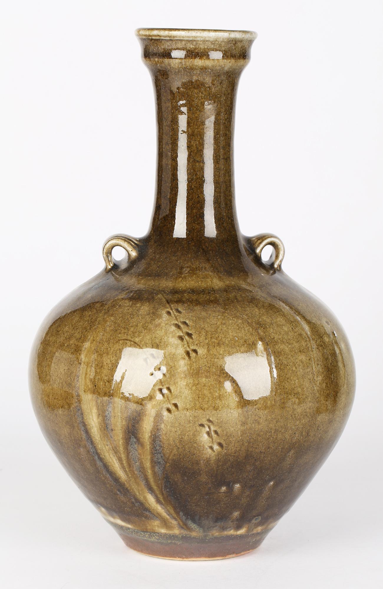 Mark Griffiths grand vase de poterie à deux poignées avec gazons de studio en vente 5