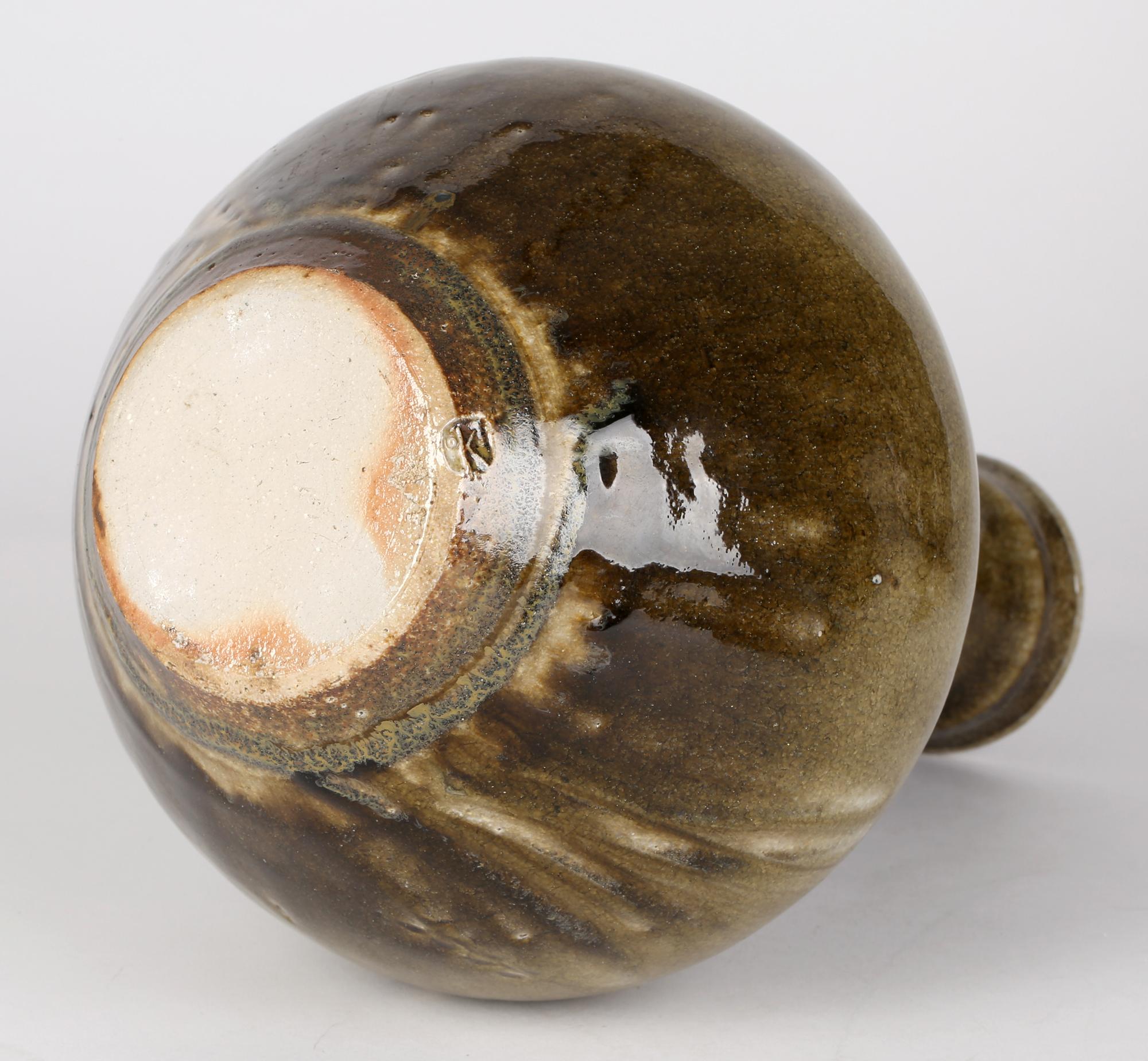 Mark Griffiths grand vase de poterie à deux poignées avec gazons de studio en vente 6