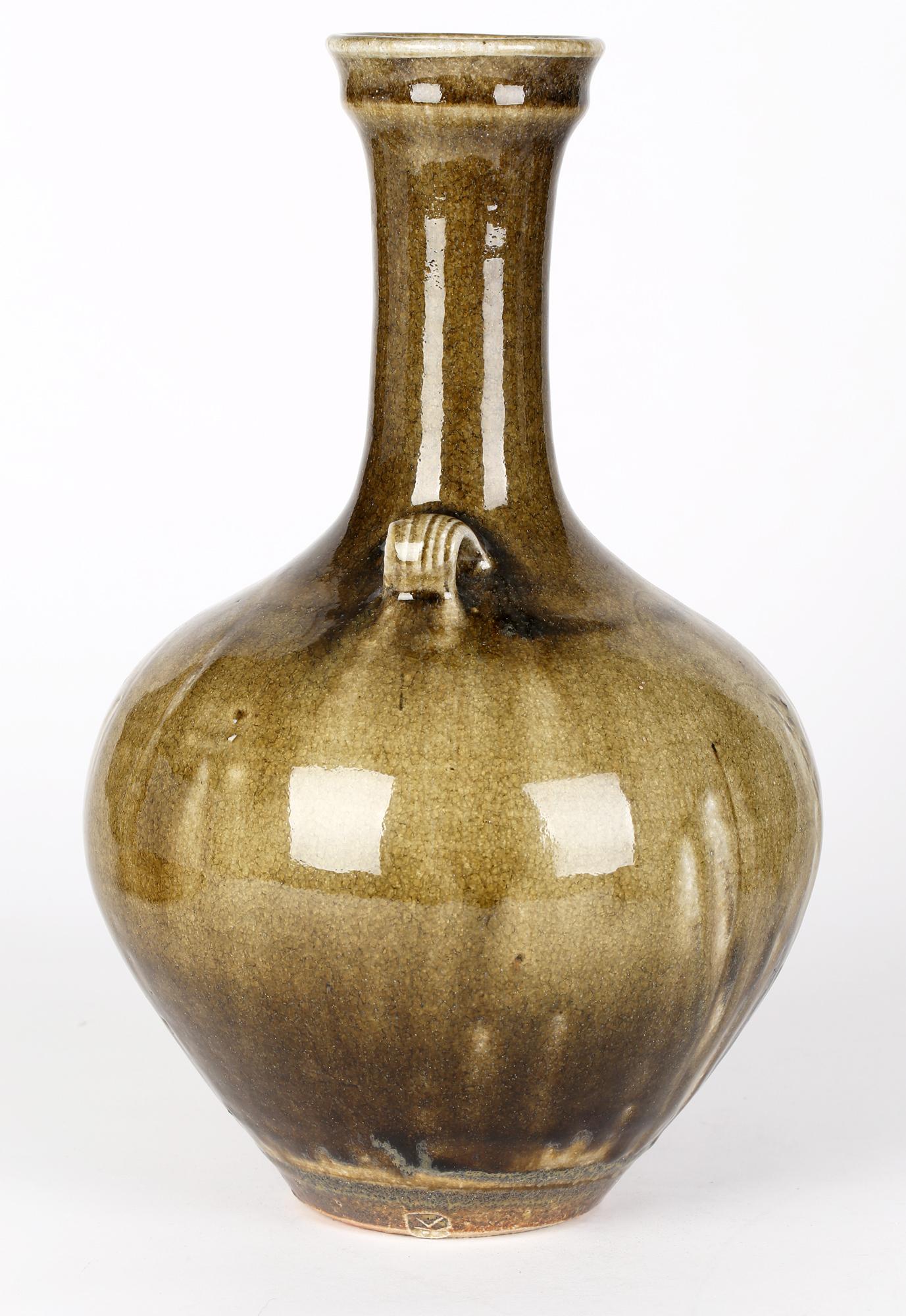 Mark Griffiths grand vase de poterie à deux poignées avec gazons de studio en vente 7