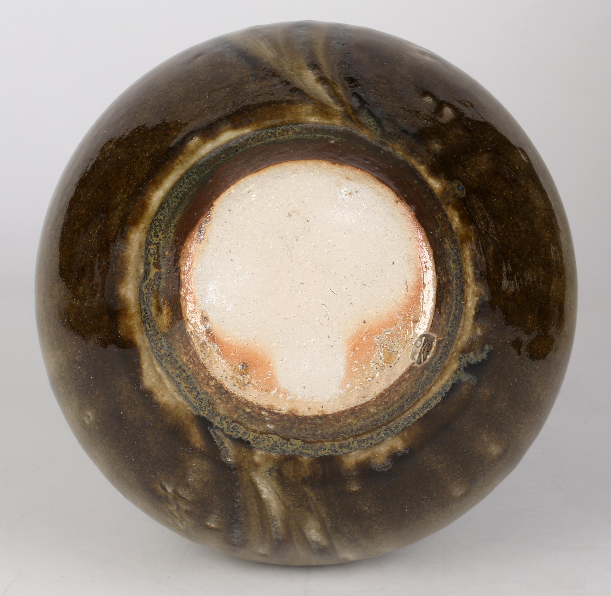 Mark Griffiths grand vase de poterie à deux poignées avec gazons de studio en vente 8