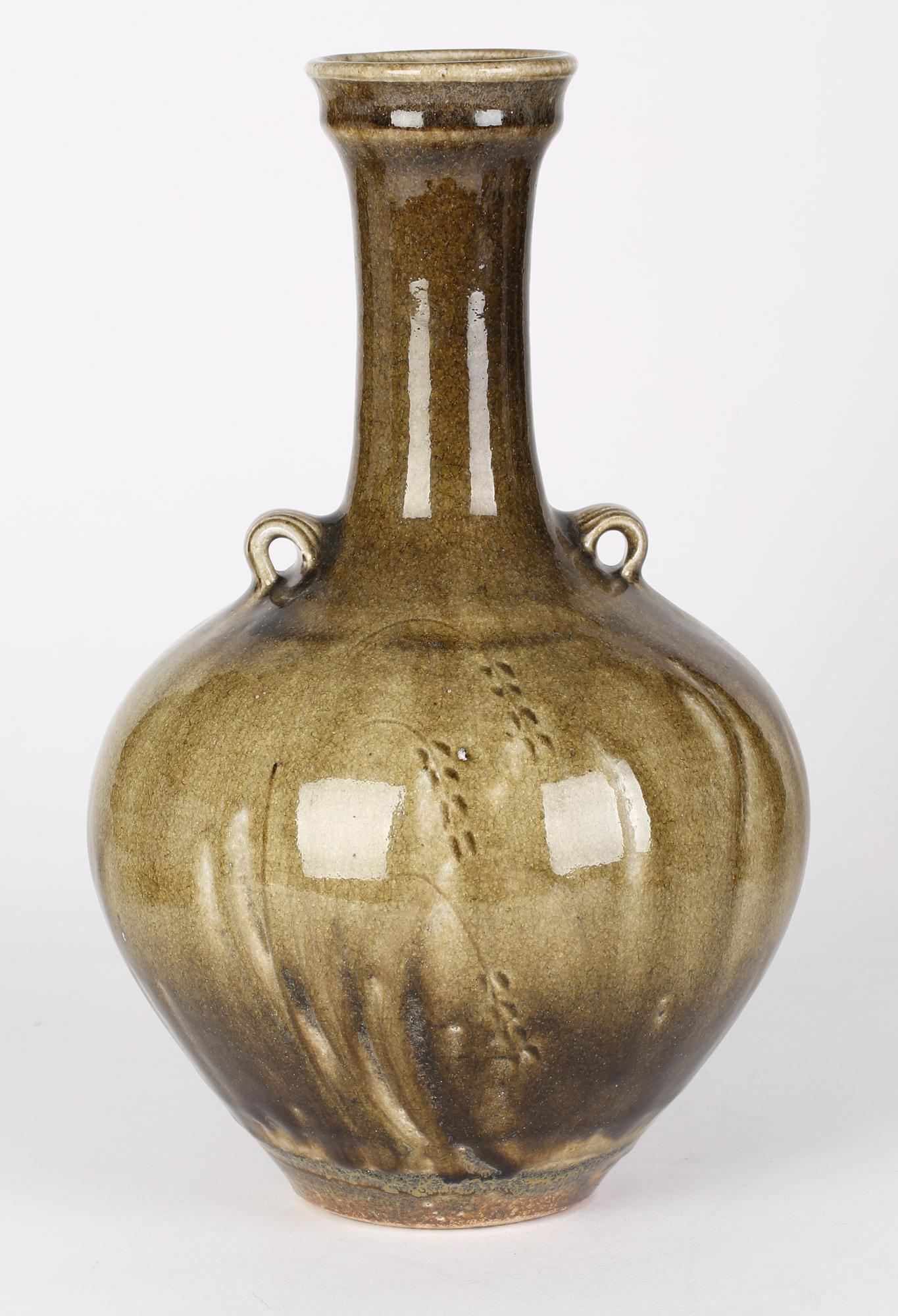 Britannique Mark Griffiths grand vase de poterie à deux poignées avec gazons de studio en vente