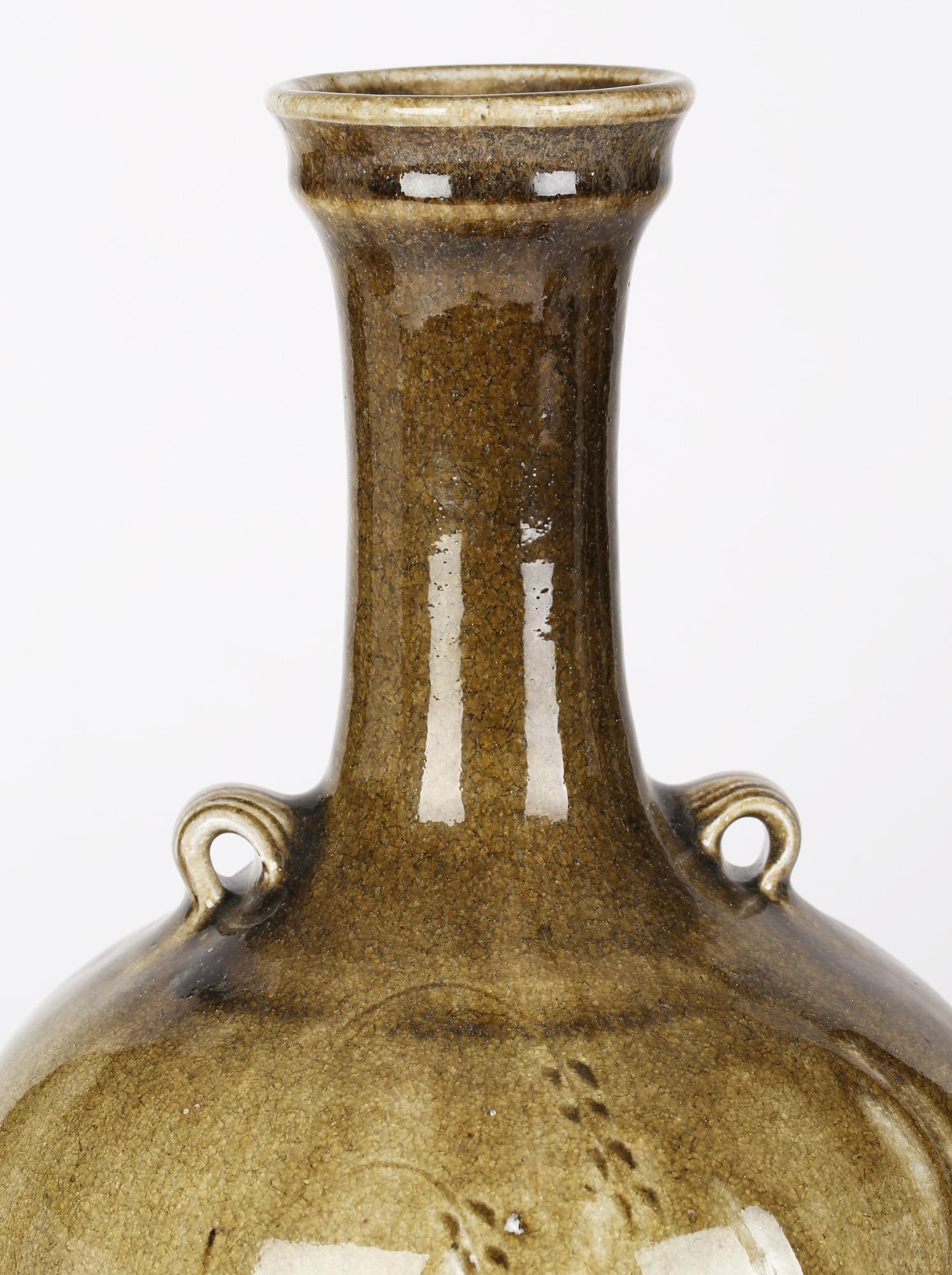 Fait main Mark Griffiths grand vase de poterie à deux poignées avec gazons de studio en vente