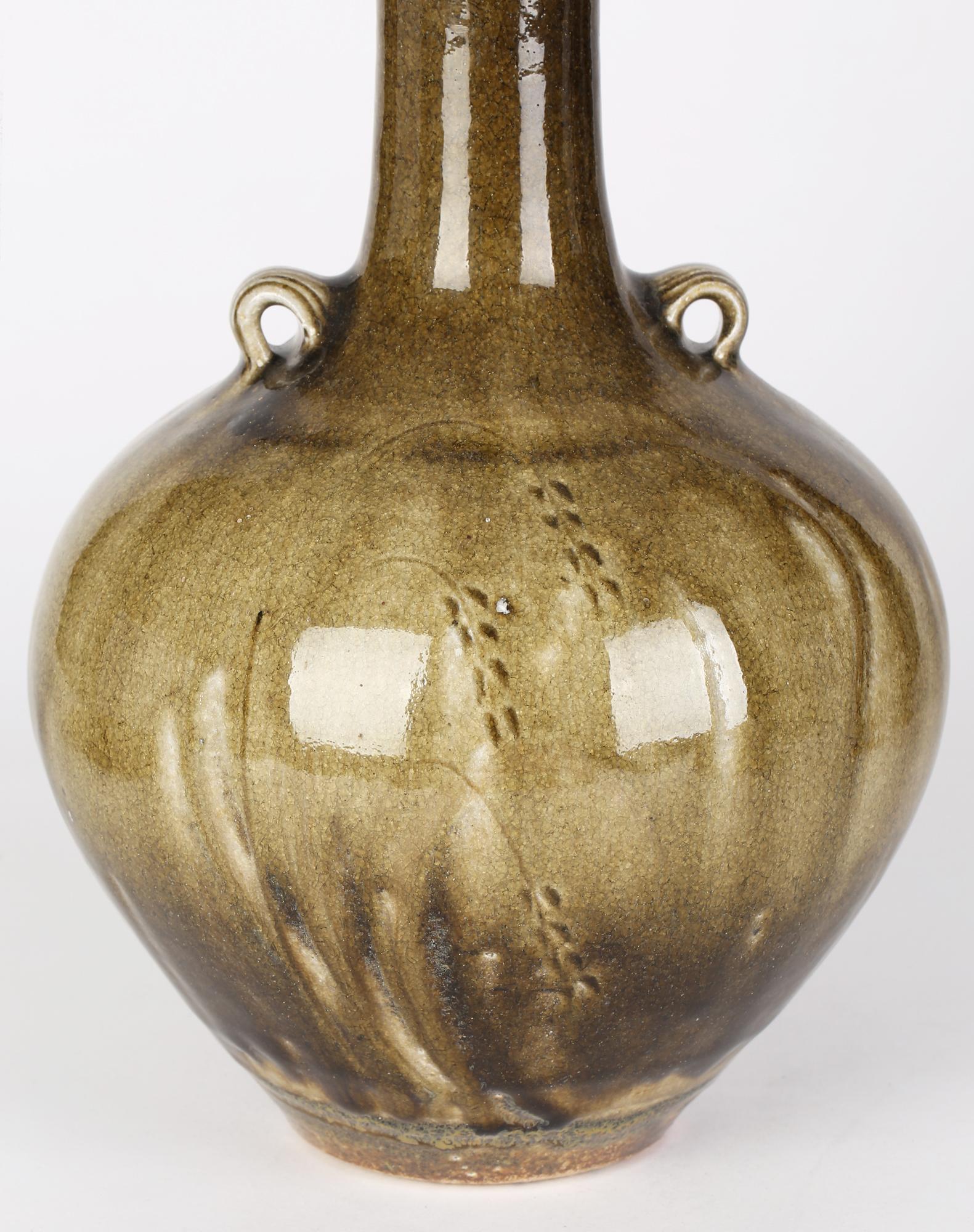 Mark Griffiths grand vase de poterie à deux poignées avec gazons de studio Bon état - En vente à Bishop's Stortford, Hertfordshire