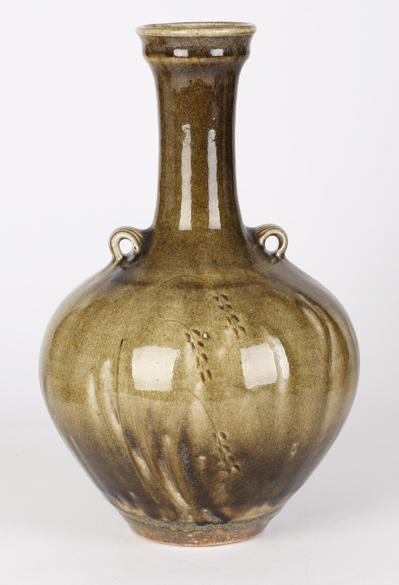 Grès porcellanato Mark Griffiths Vaso Studio Pottery grande a due manici con erbe in vendita