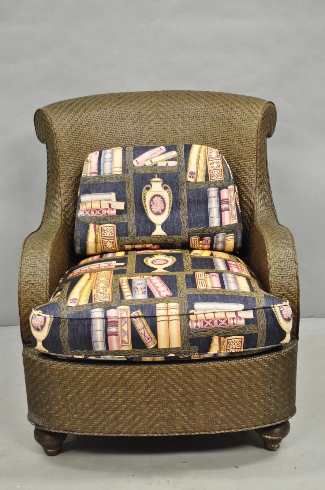 Colección Vintage Mark Hampton de Hickory Silla Club de mimbre y ratán con brazos enrollados. El artículo presenta cojines sueltos, con tapicería de estilo toile francés 