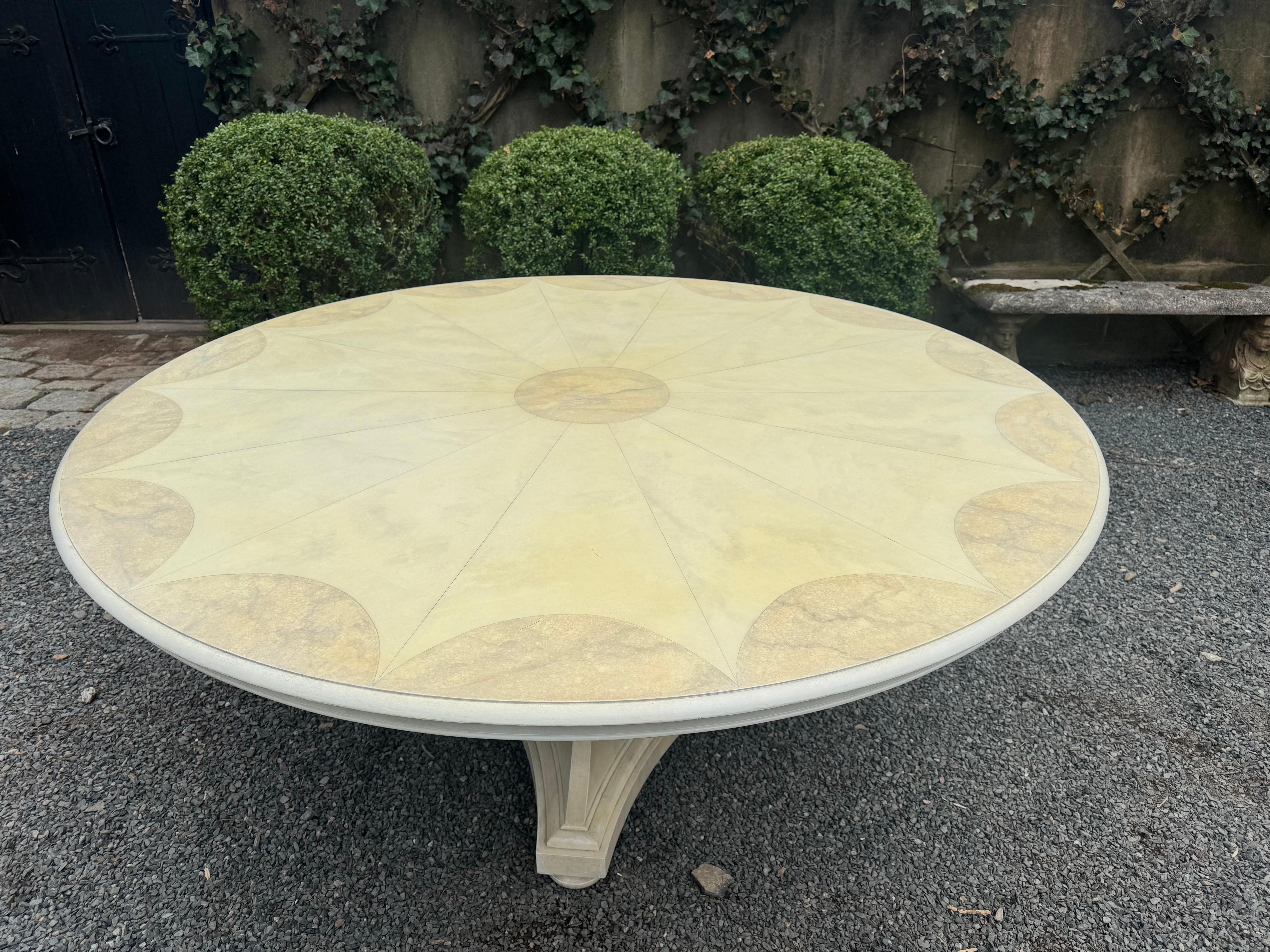 Bellissimo tavolo da pranzo rotondo dipinto con colori ecrù tenui e design a girandola sul piano, con base a plinto concava su tre lati e piedi a sfera.
Distanza dalle ginocchia 27.75
