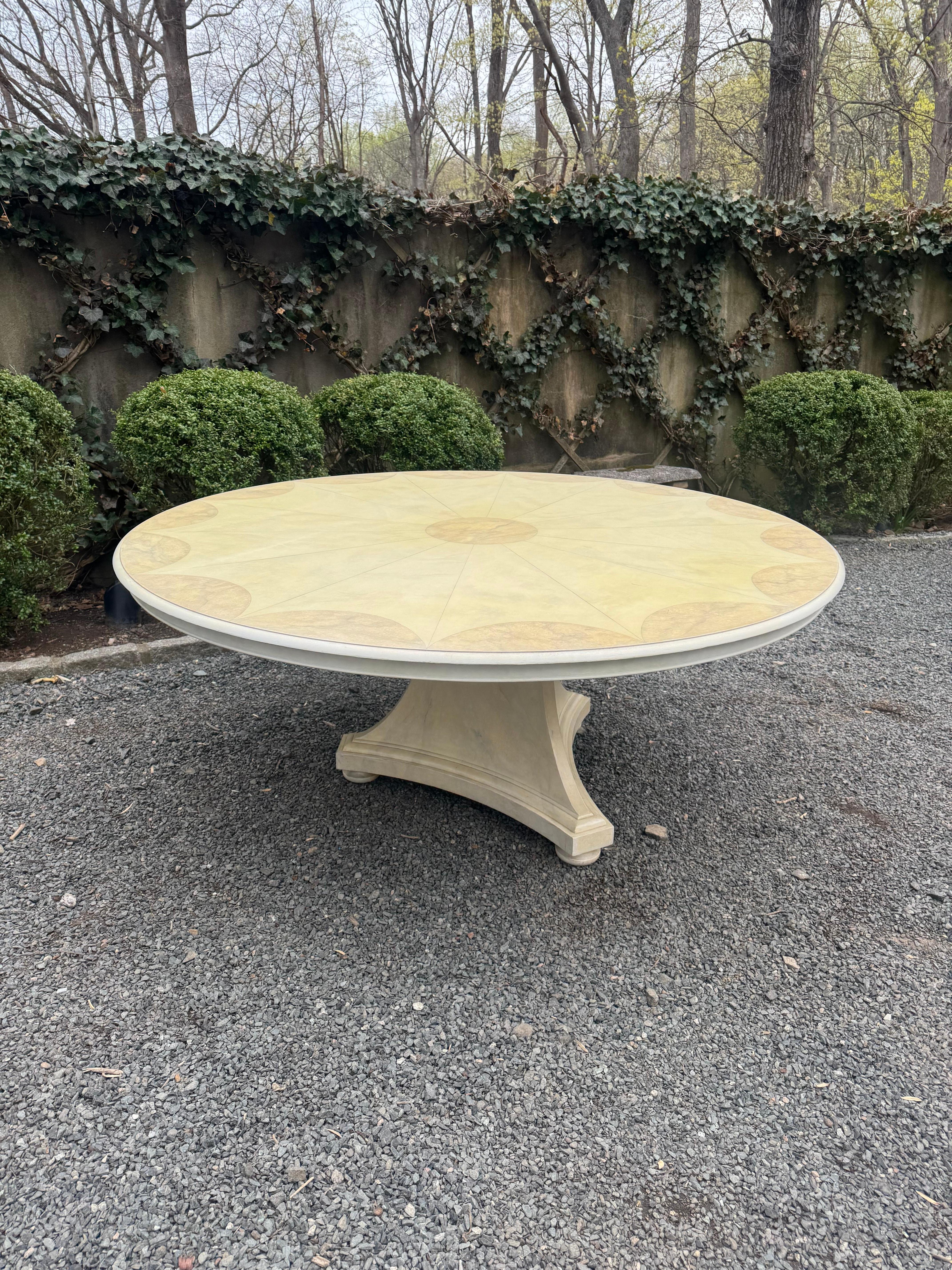 Legno Tavolo da pranzo rotondo dipinto a finto su misura di Mark Hampton in vendita
