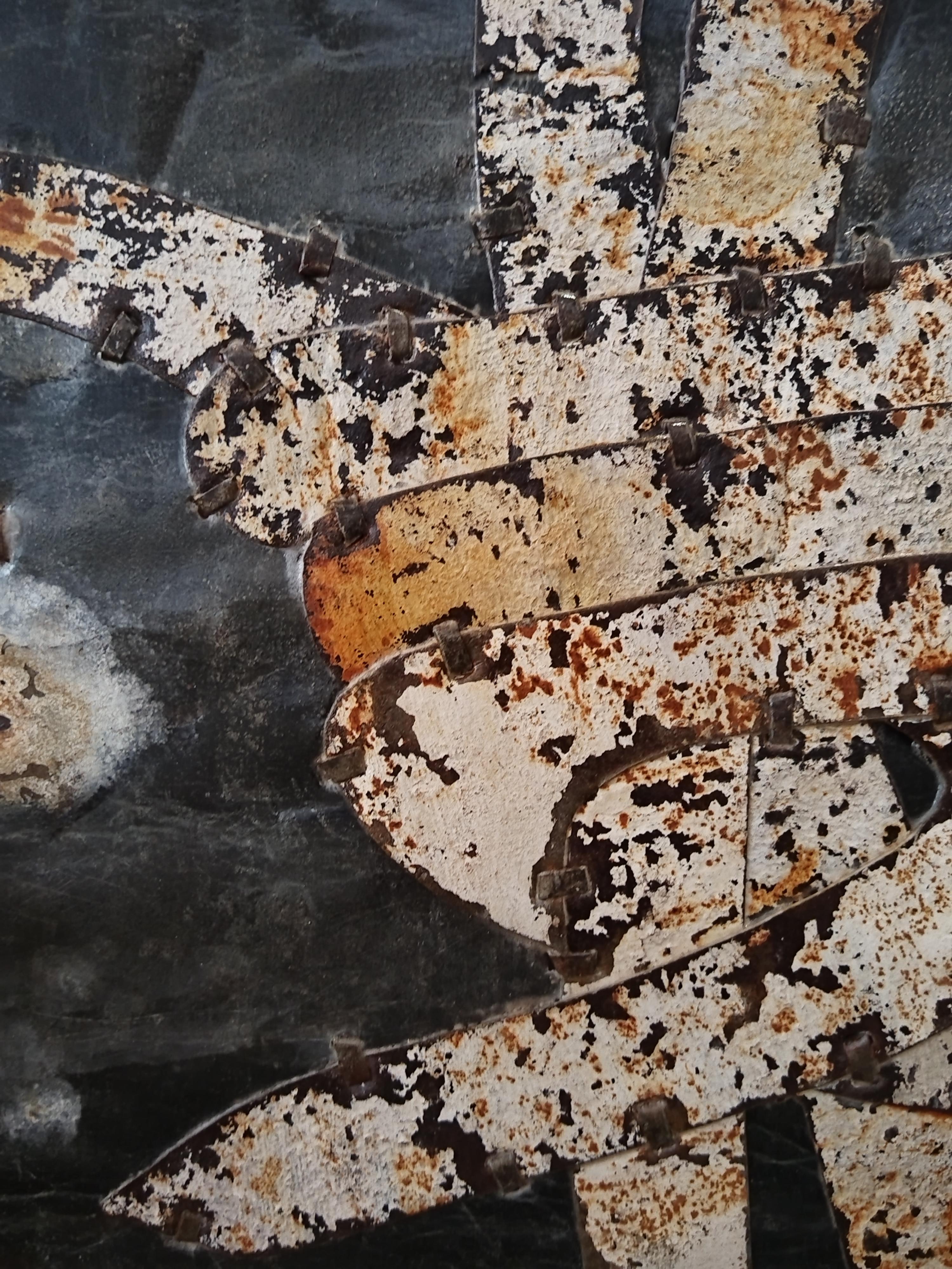 Mark Hilltout è sempre stato attratto dal casuale, dallo scarto e dal rotto. Le discariche di auto lo affascinano: è attratto dal bordo rotto, non dalla linea perfettamente dritta. Negli ultimi 12 anni ha osservato con attenzione  qualcosa che la
