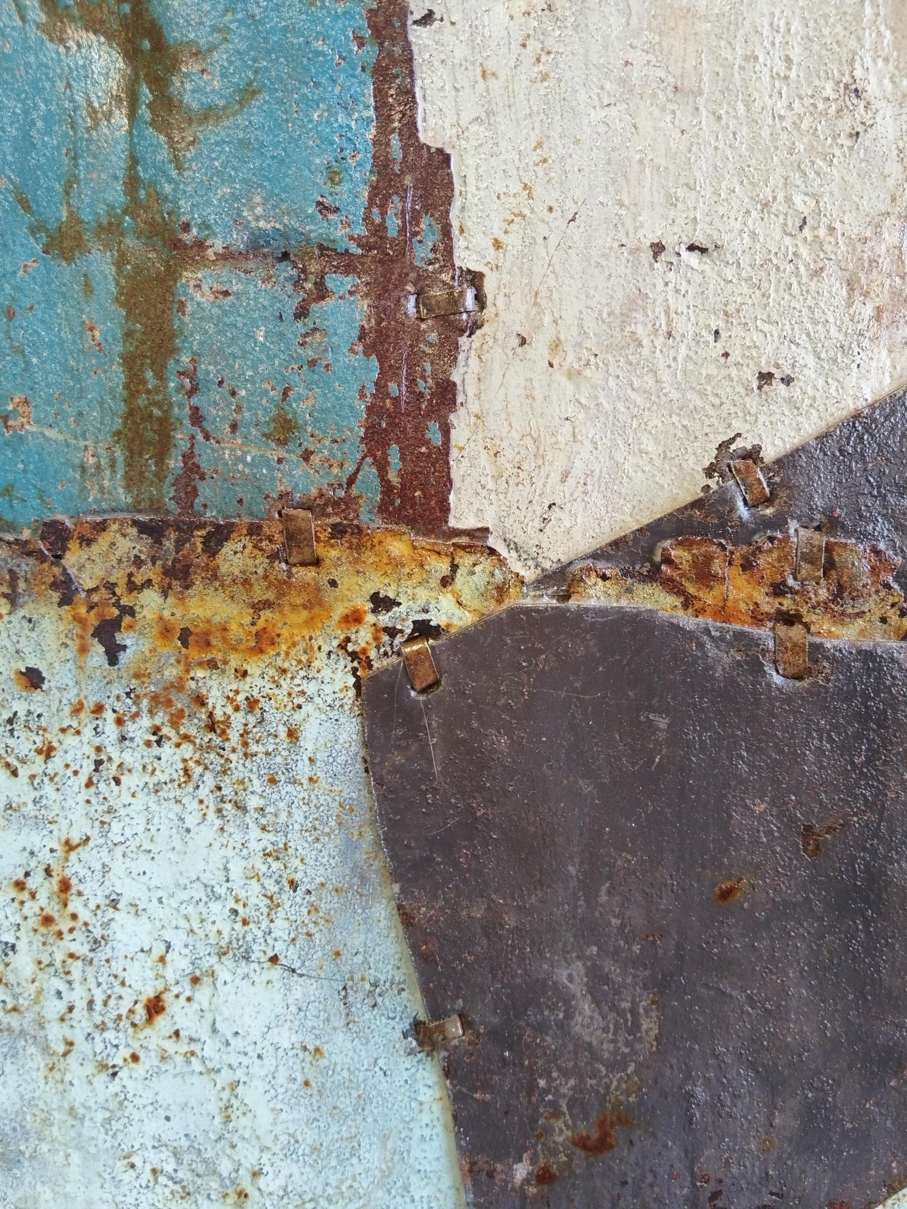 Mark Hilltout è sempre stato attratto dal casuale, dallo scarto e dal rotto. Le discariche di auto lo affascinano: è attratto dal bordo rotto, non dalla linea perfettamente dritta. Negli ultimi 12 anni ha osservato con attenzione  qualcosa che la