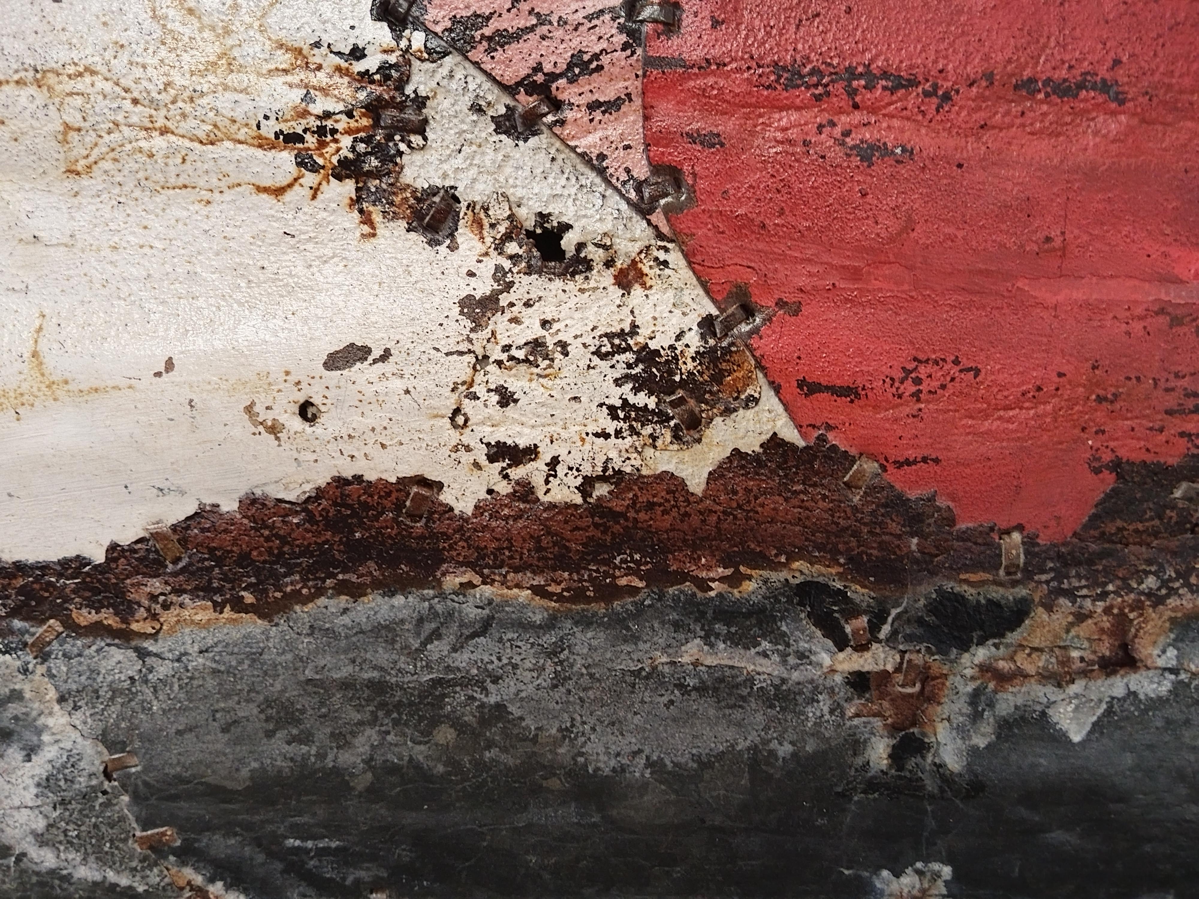 Große abstrakte Komposition aus rostfarbenem Metall in Rosa, Creme & Rot „Razor-Draht: Studie 1“ (Zeitgenössisch), Painting, von Mark Hilltout