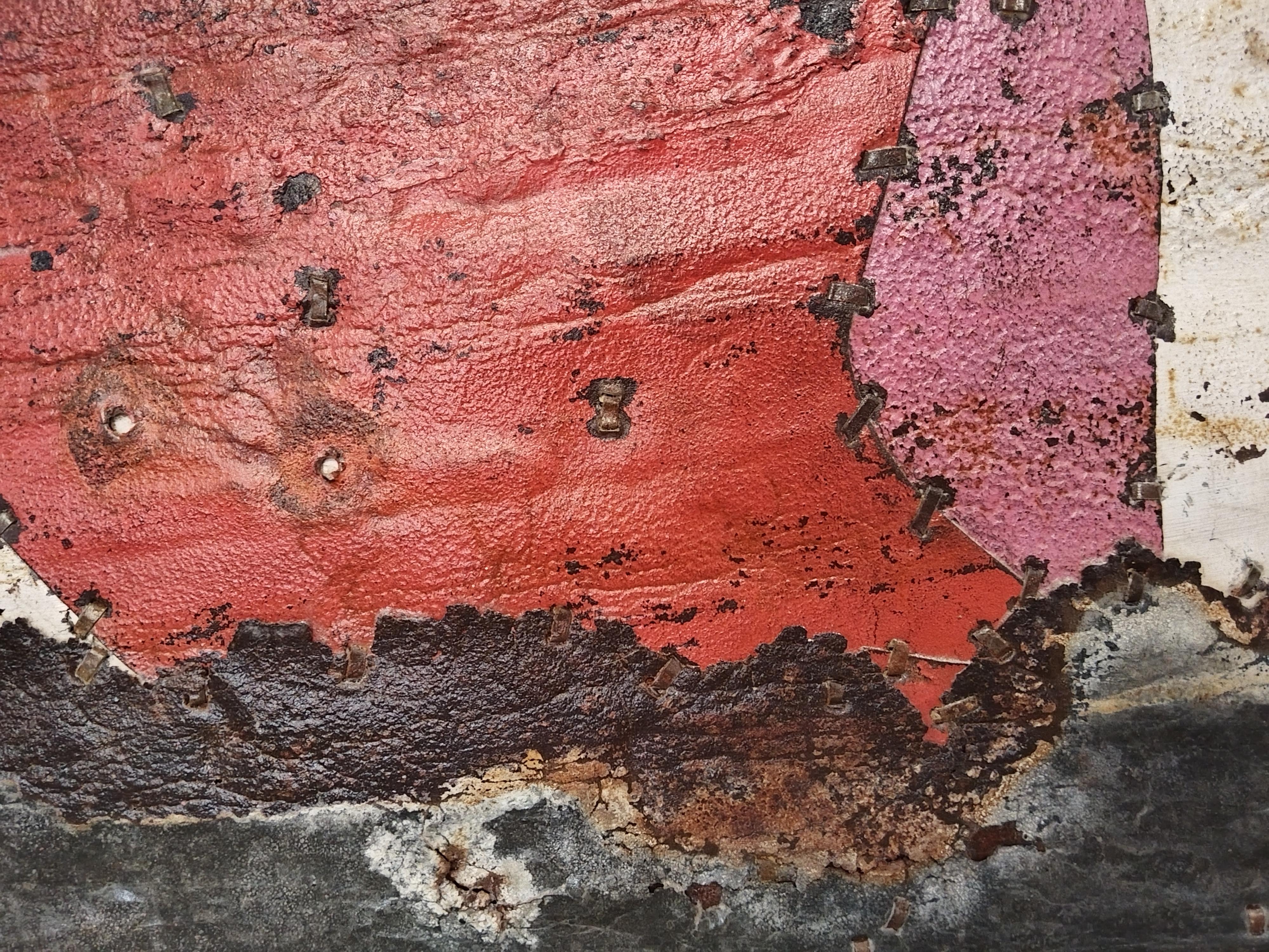 Große abstrakte Komposition aus rostfarbenem Metall in Rosa, Creme & Rot „Razor-Draht: Studie 1“ (Weiß), Abstract Painting, von Mark Hilltout