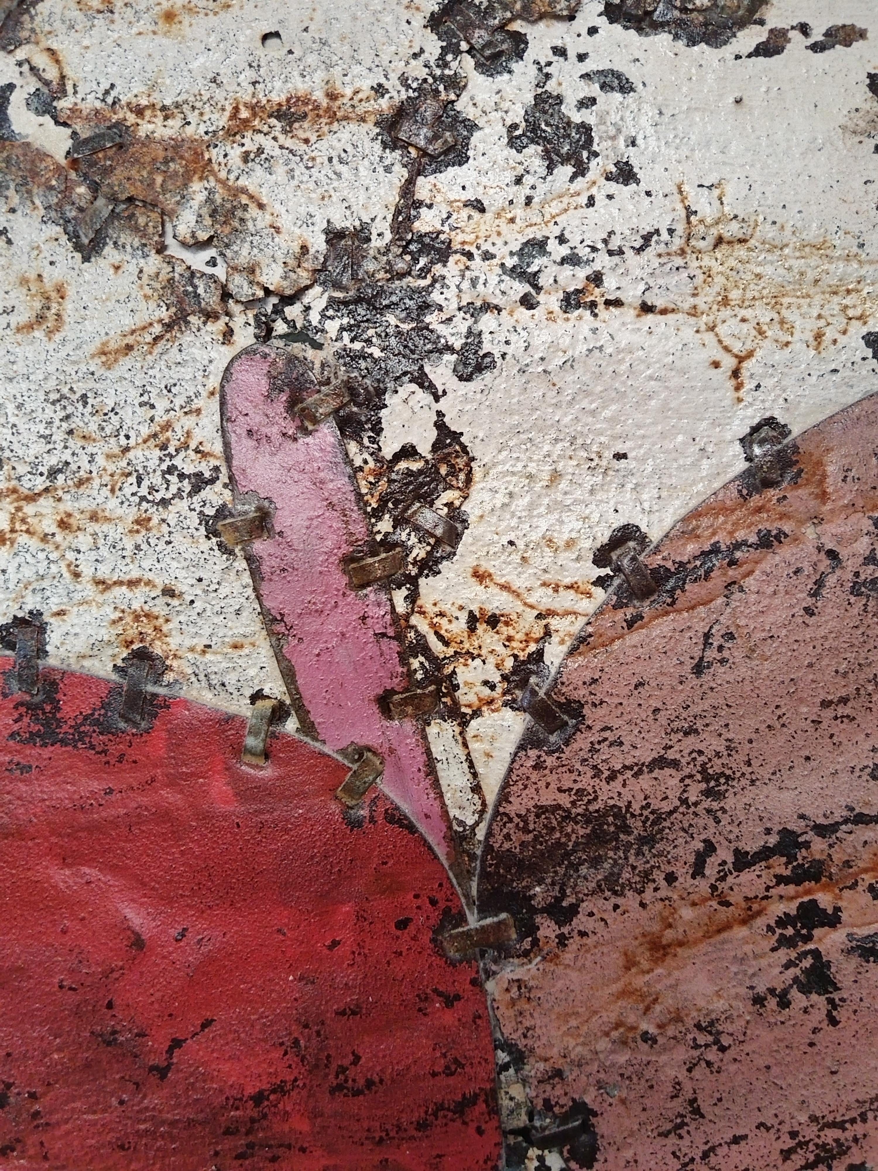Große abstrakte Komposition aus rostfarbenem Metall in Rosa, Creme & Rot „Razor-Draht: Studie 1“ im Angebot 1
