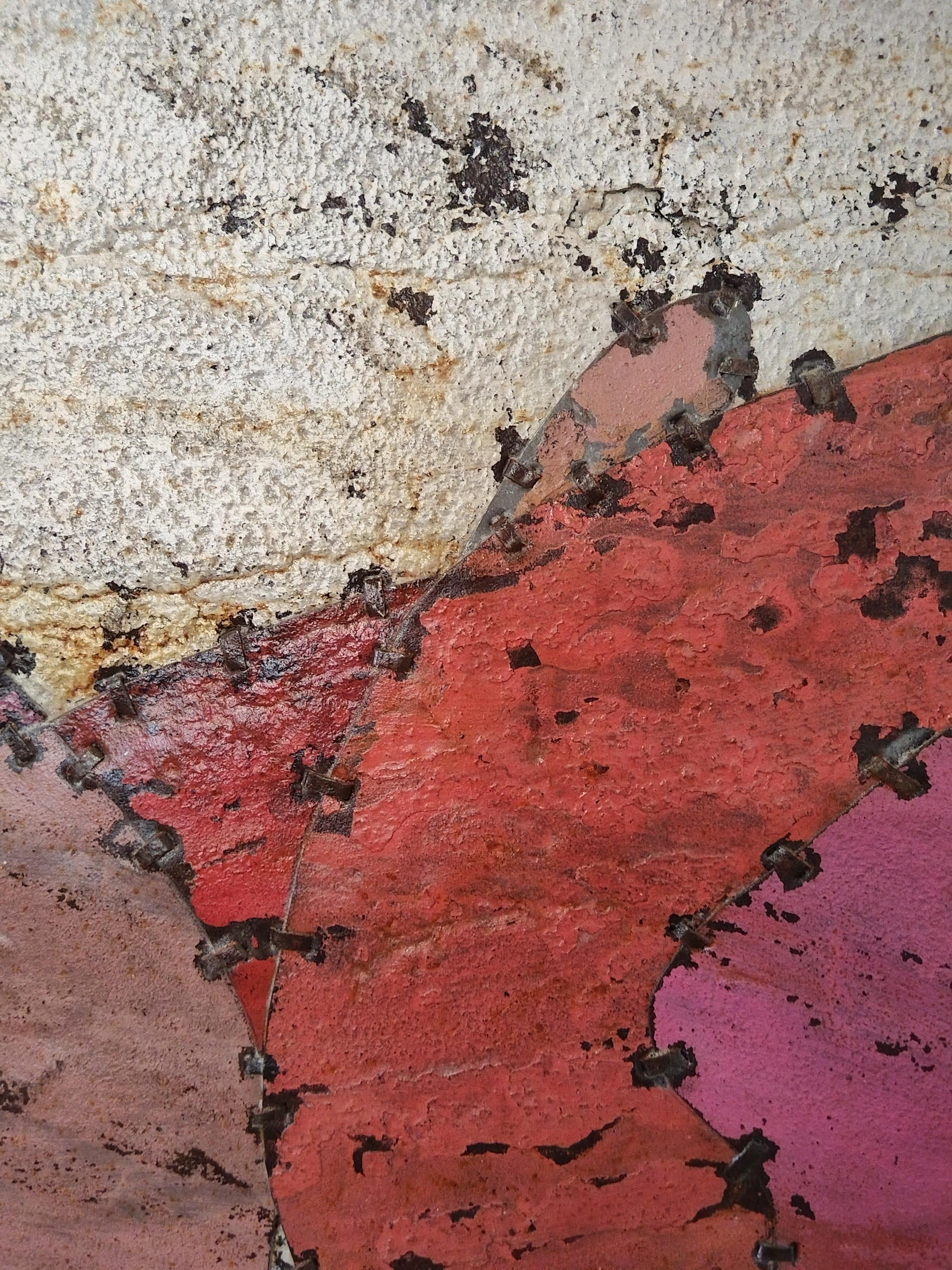 Große abstrakte Komposition aus rostfarbenem Metall in Rosa, Creme & Rot „Razor-Draht: Studie 1“ im Angebot 3