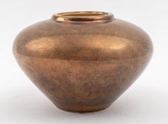 Vaso contemporaneo in ceramica Raku di Mark Hines con smalto di bronzo