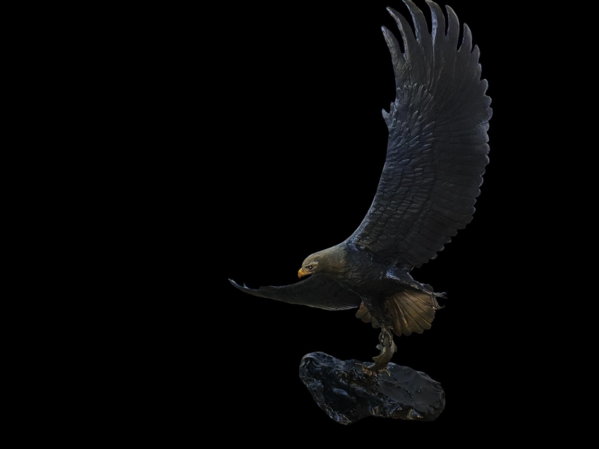 Capture des aigles - Or Still-Life Sculpture par Mark Hopkins