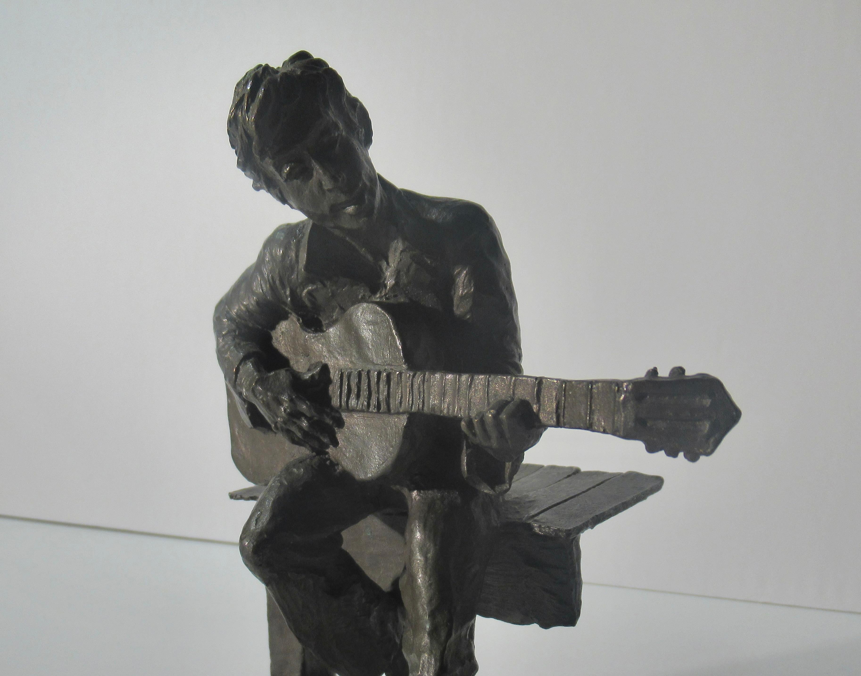 Opryland U.S.A (The Guitar Player) - Réalisme américain Sculpture par Mark Hopkins