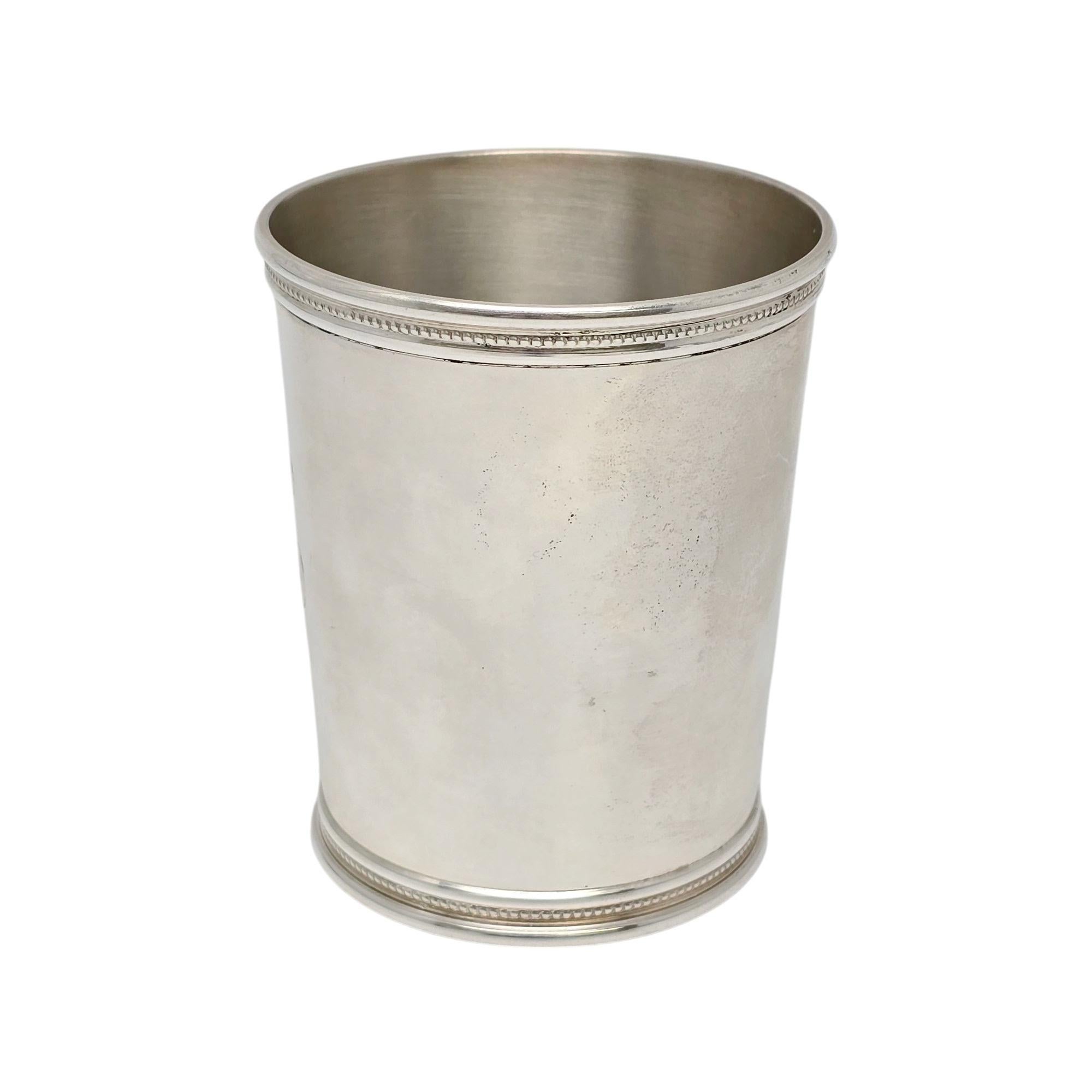 Mark J. Scearce coppa julep in argento sterling Gerald R Ford con monogramma.

Il monogramma sembra essere CHC

Il noto produttore di tazze di menta, Mark J Scearce di Shelbyville, Kentucky, incide ogni tazza sul fondo con un'aquila e le iniziali