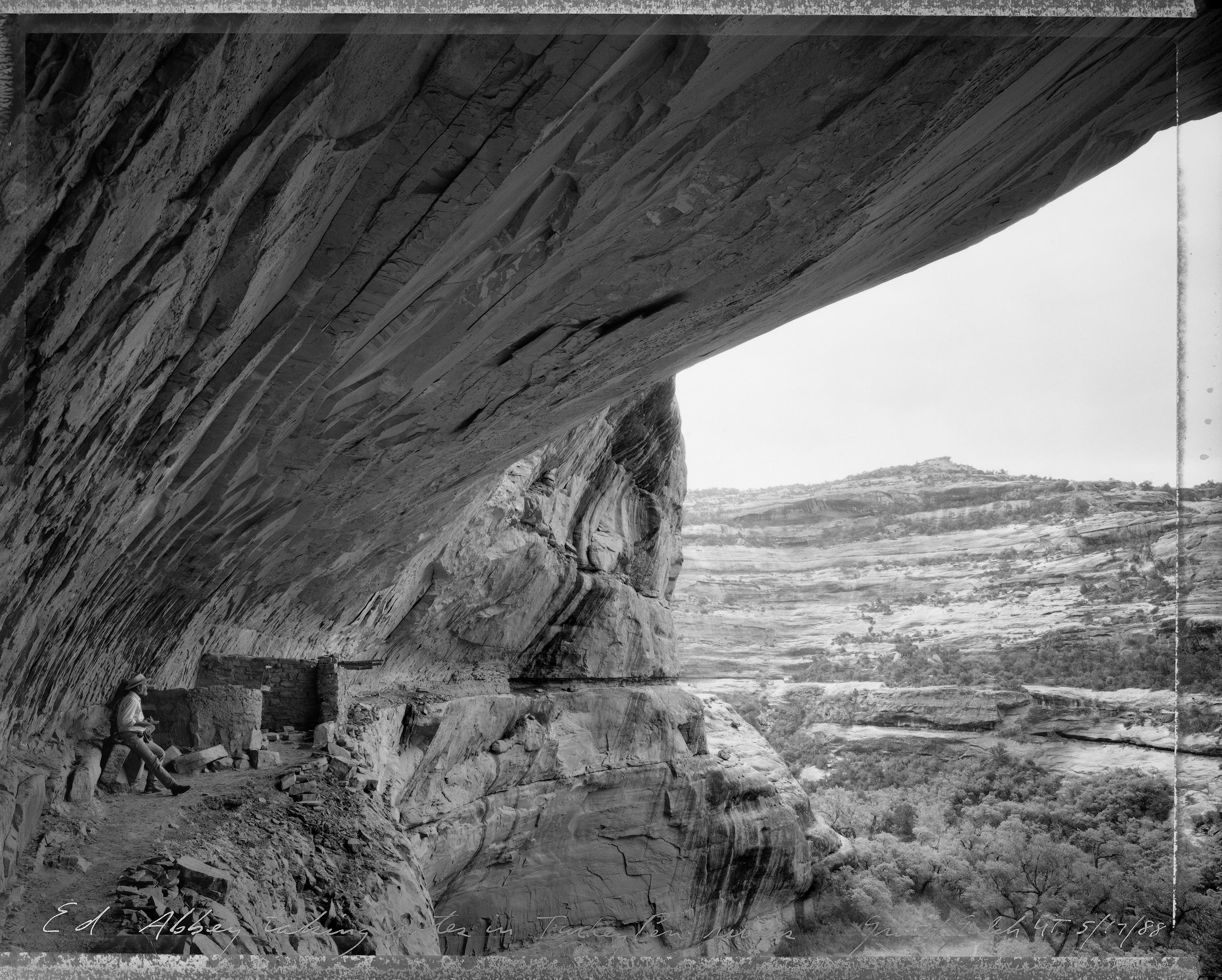 Mark Klett Black and White Photograph – Ed Abbey in Turkey Pen Ruins, Grand Gulch, UT, 5/17/88