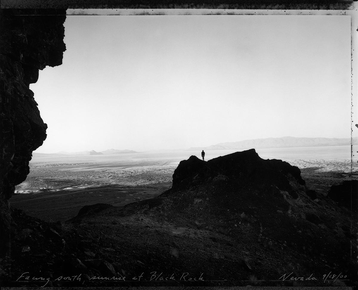 Mark Klett Black and White Photograph – Fackel nach Süden, Sonnenaufgang am Black Rock, NV, 9/18/00 