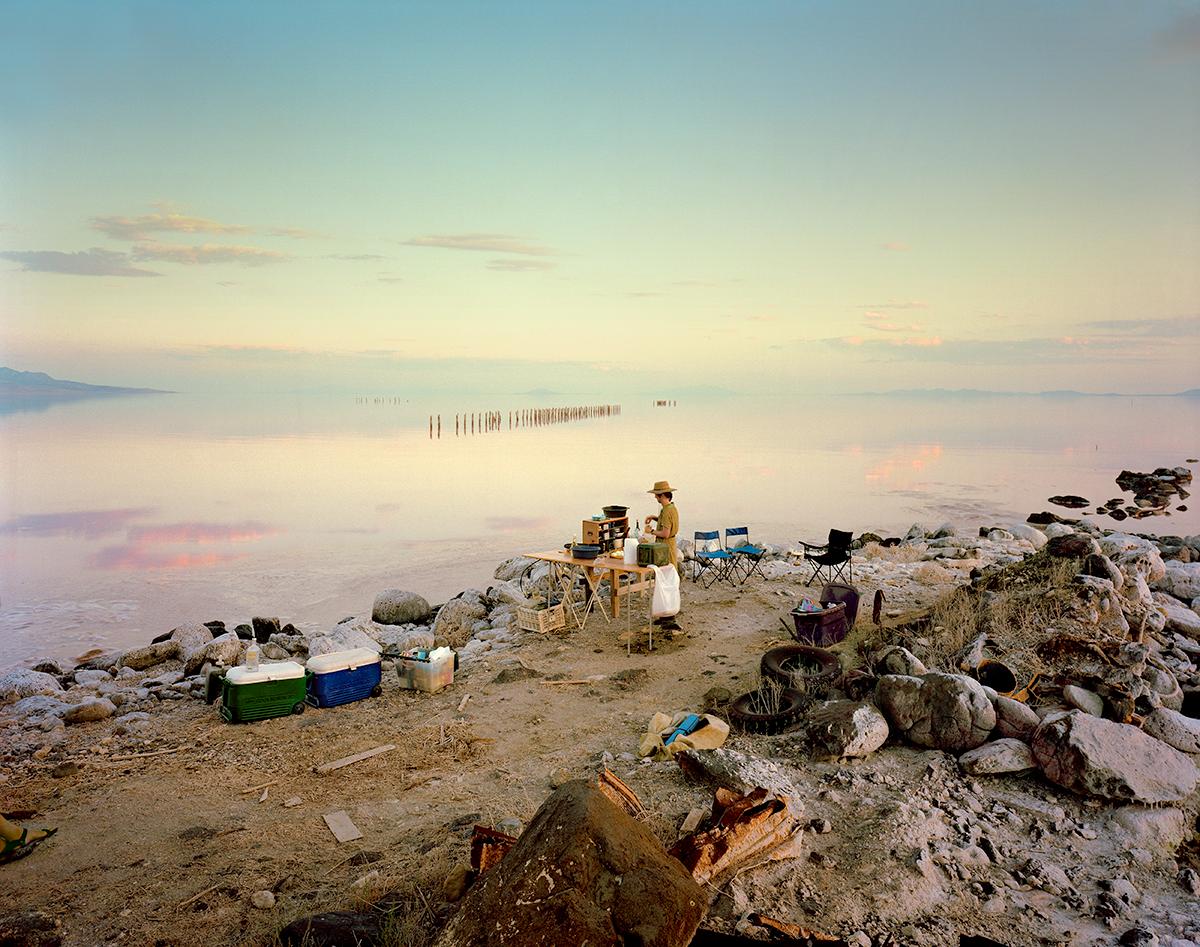 Mark Klett Color Photograph – Rebecca stellt Coq au Vin in der Nähe des Ortes Smithson's Spiral Jetty her