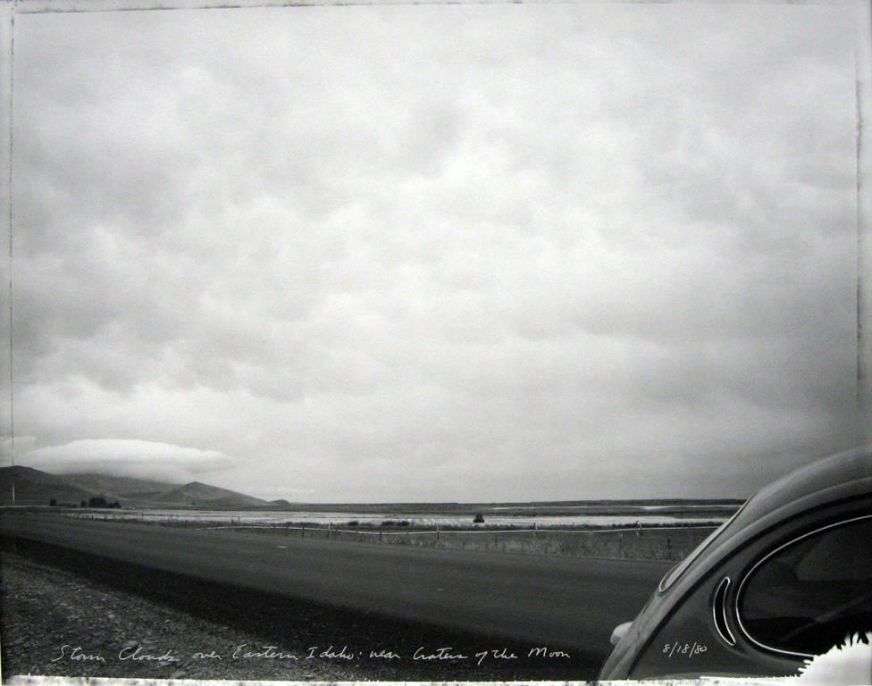 Mark Klett Black and White Photograph – Sturmwolken über Ost-Idaho, Near Craters of the Moon