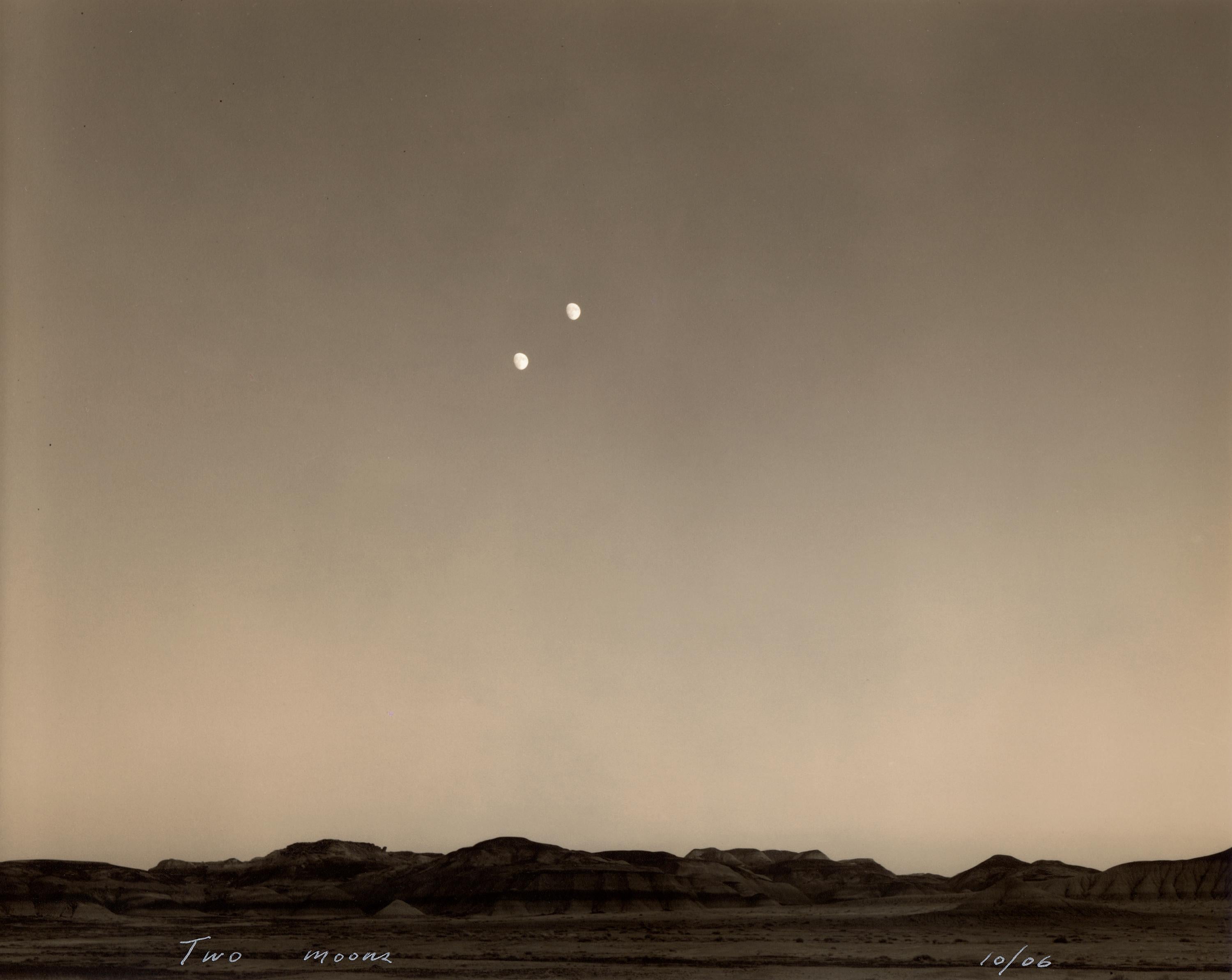 Mark Klett Black and White Photograph – Moons mit zwei Monden