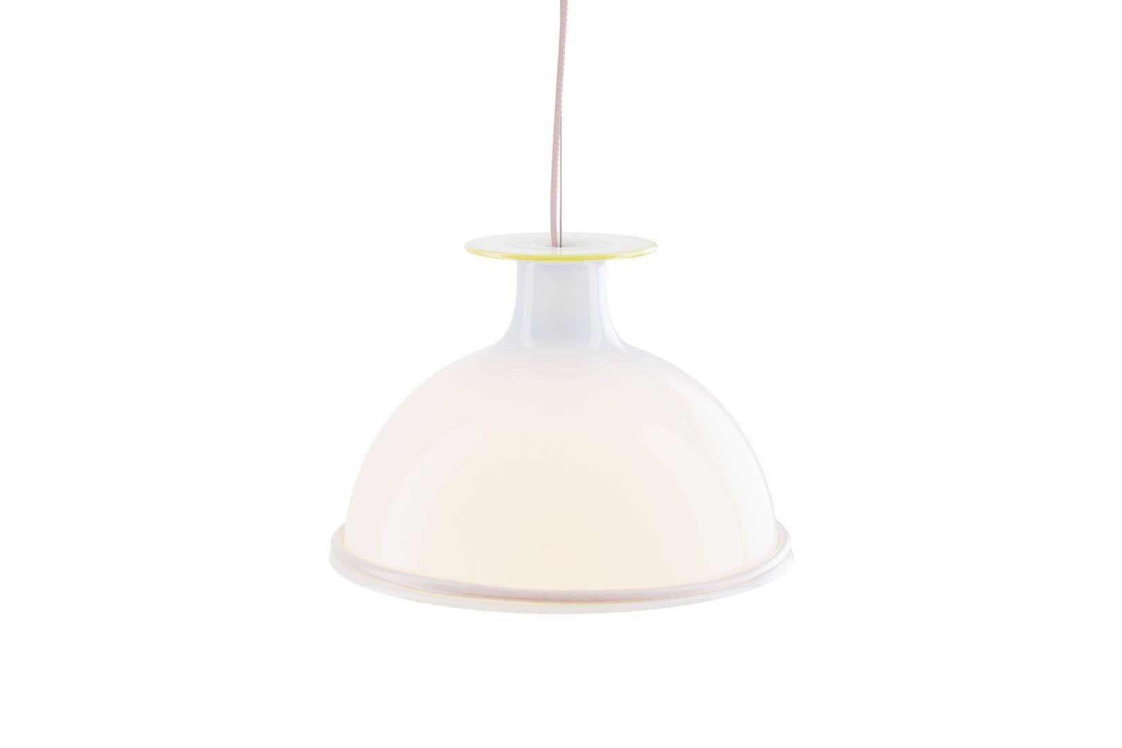 Eine venezianische Hängeleuchte aus mundgeblasenem Glas mit leuchtenden Farben, die ein diffuses Licht verbreiten. Der Schirm aus Opalglas wird nach traditioneller Murano-Glasbläsermethode hergestellt und zeichnet sich durch farbige Glasringe aus,