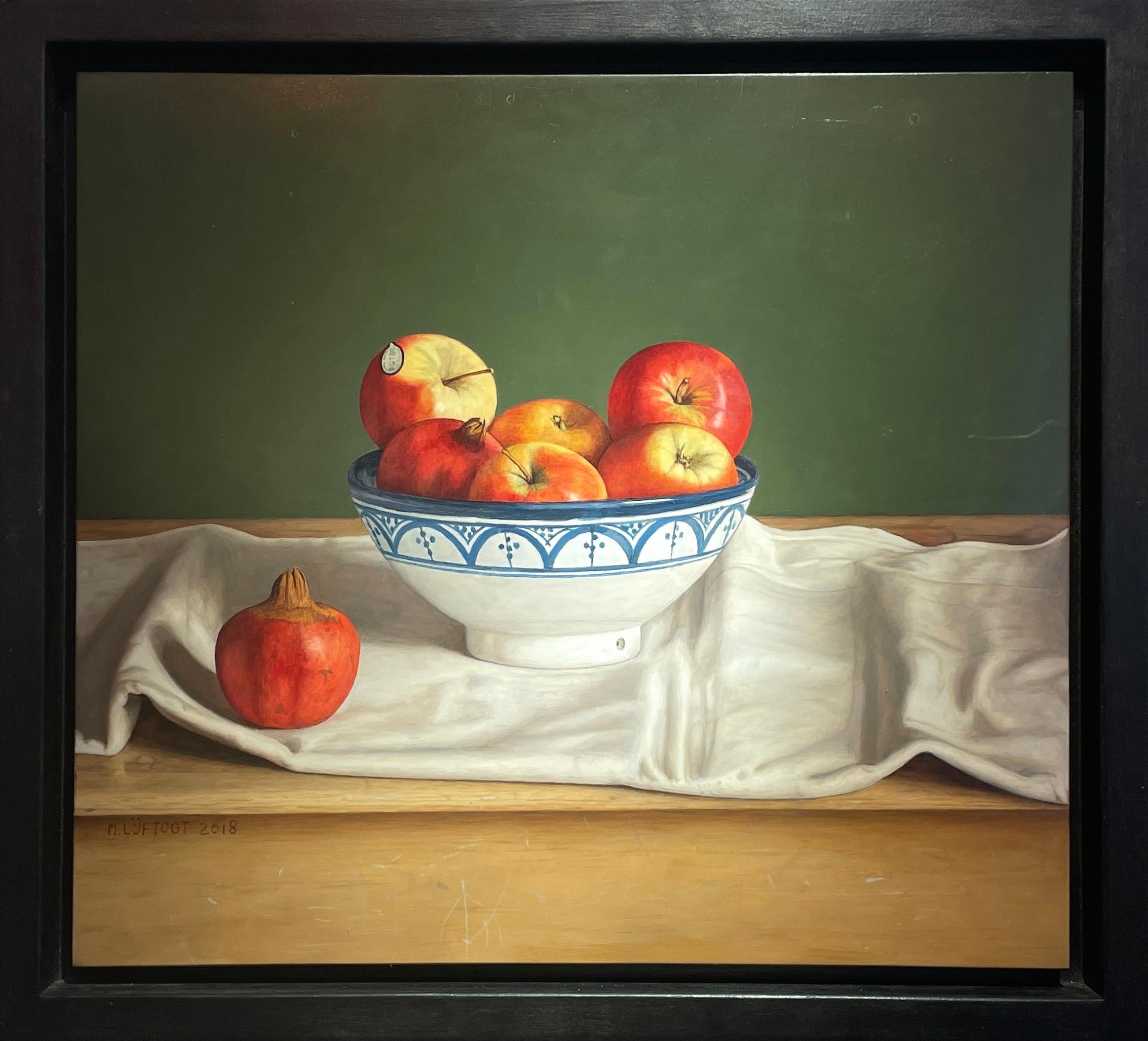 Nature morte contemporanee con frutta, ciotola marocchina, rosso, bianco, verde