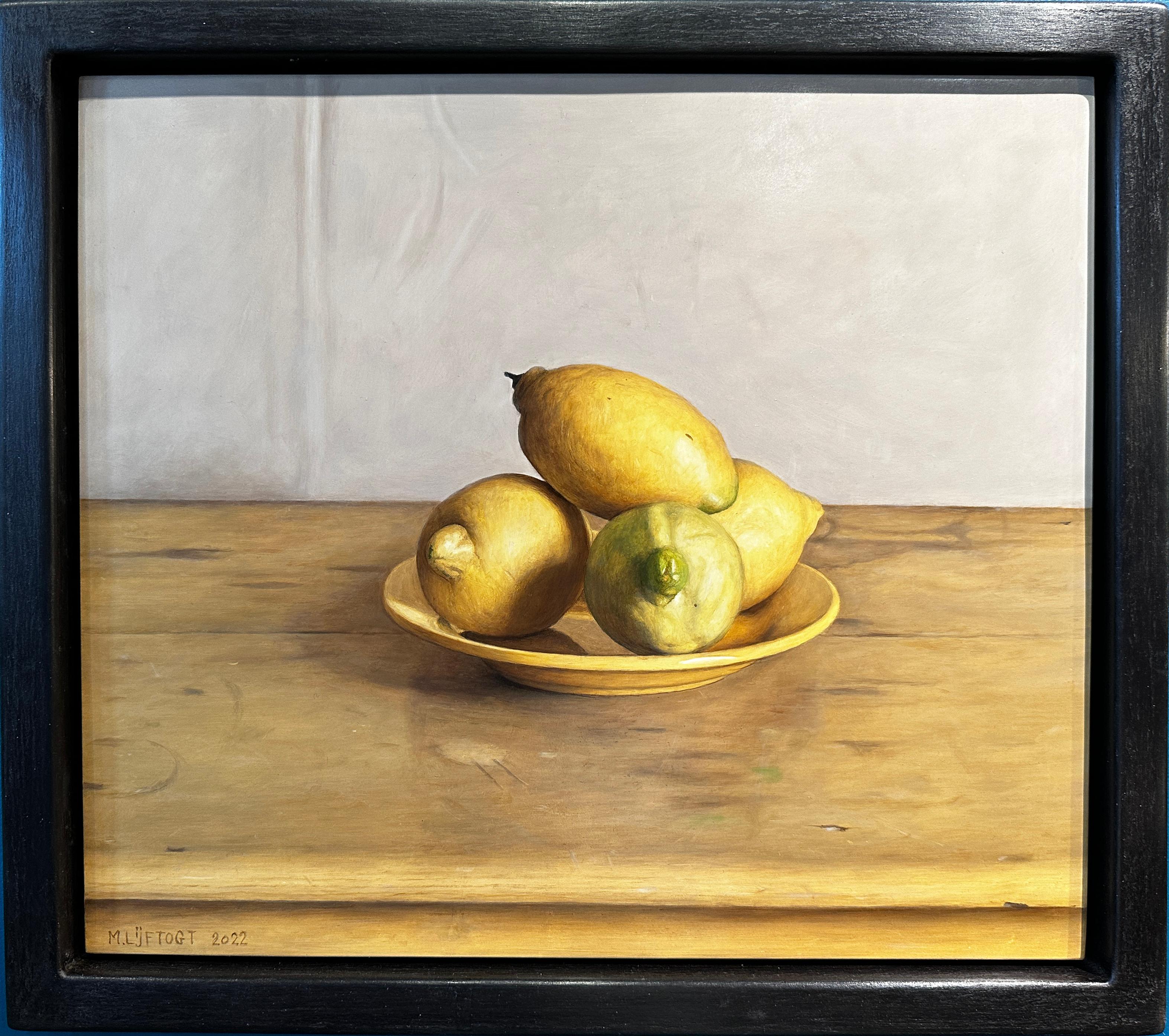 Photoréaliste 'Citrons sur une assiette jaune' Nature morte à l'huile de fruits  - Painting de Mark Lijftogt