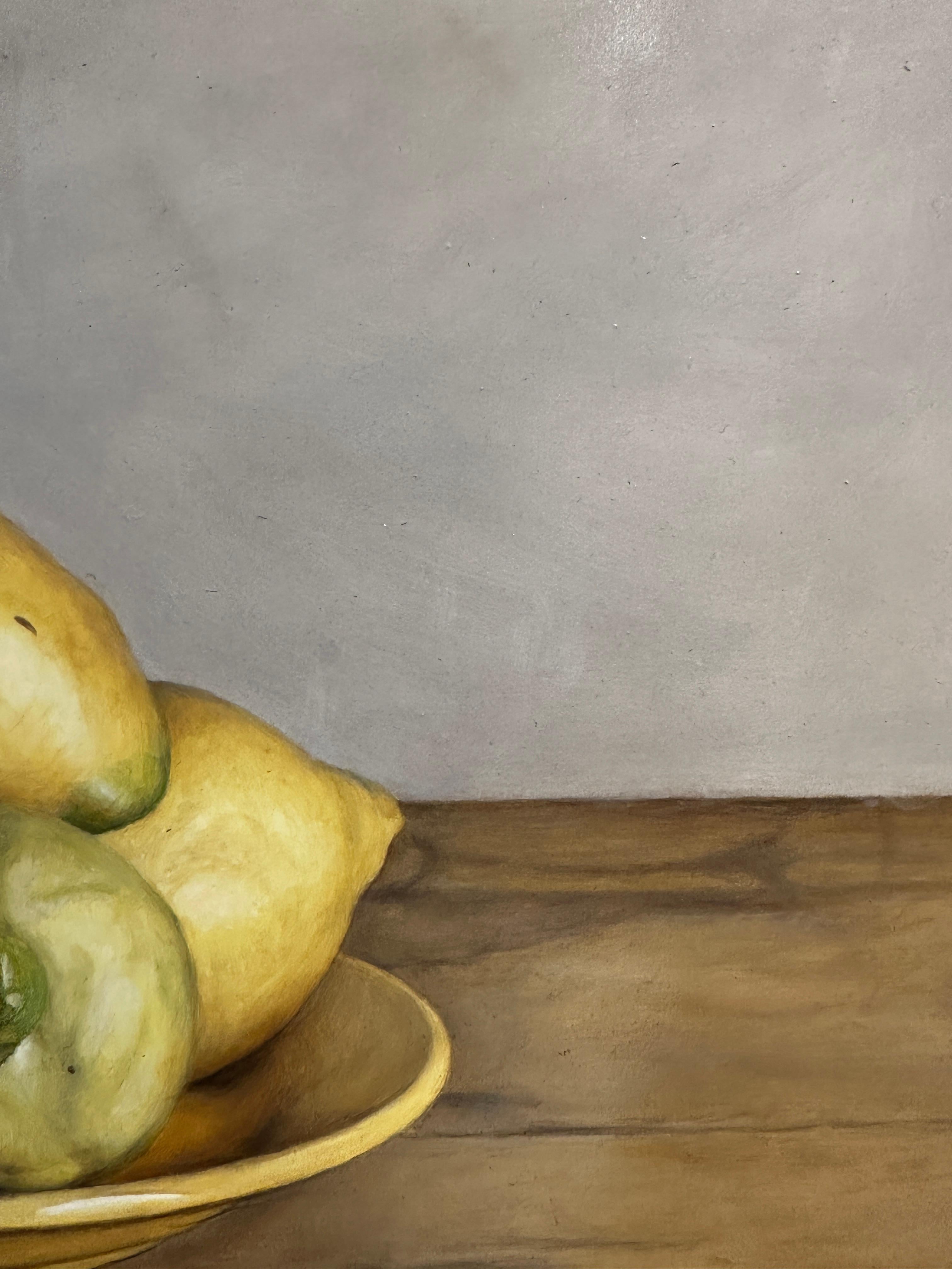 Fotorealistisches Ölgemälde „Lemons auf einer gelben Platte“ Stillleben mit Früchten  (Fotorealismus), Painting, von Mark Lijftogt