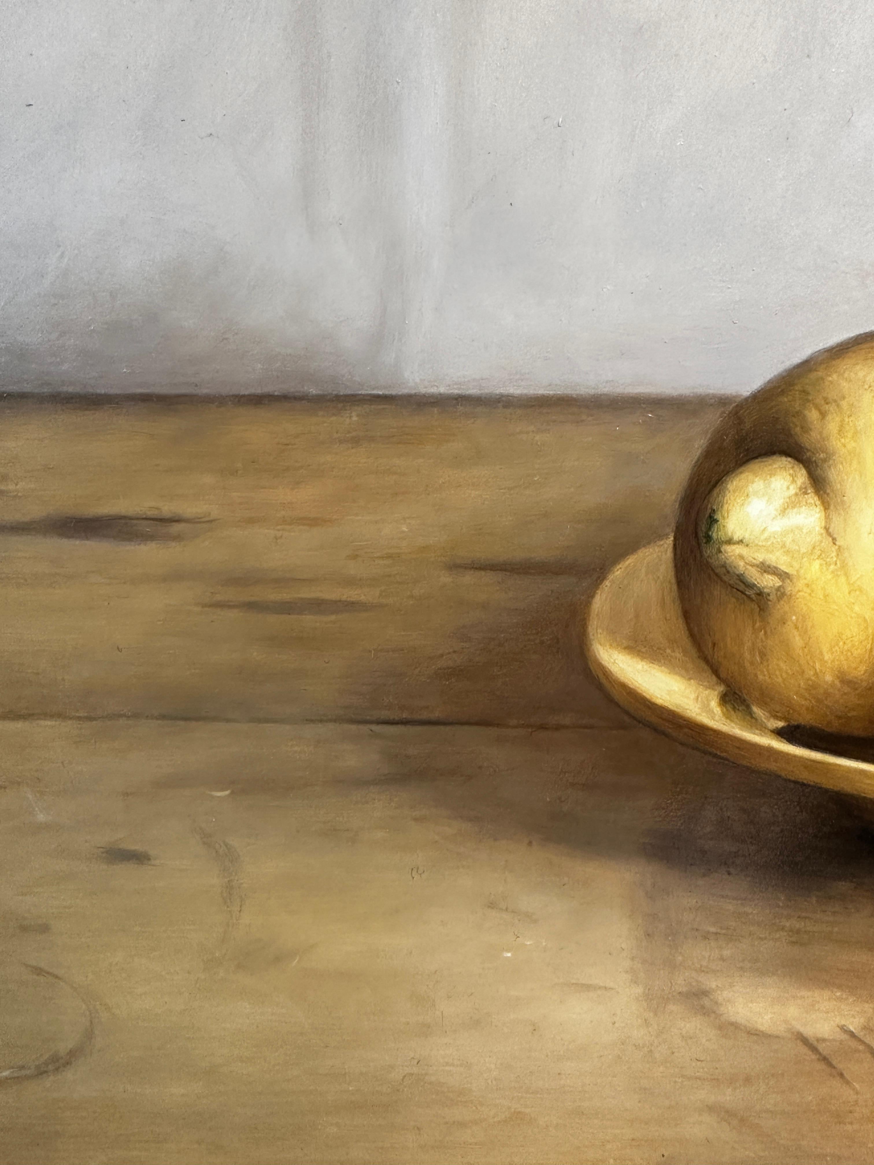 Fotorealistisches Ölgemälde „Lemons auf einer gelben Platte“ Stillleben mit Früchten  im Angebot 1