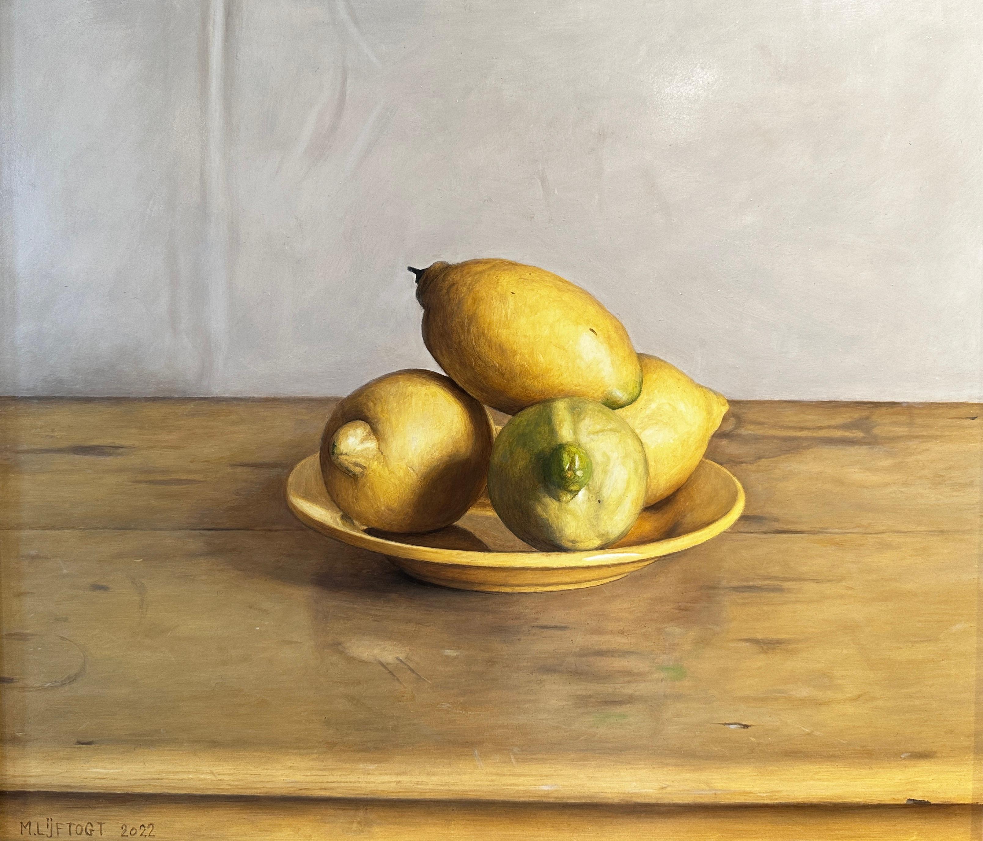 Still-Life Painting di Mark Lijftogt - Fotorealistico "Limoni su un piatto giallo" Natura morta di frutta dipinta a olio