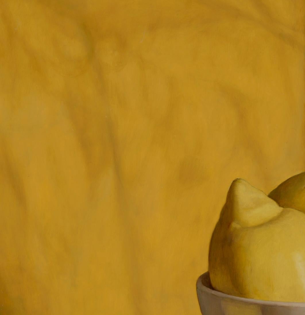 Lebendiges und lebhaftes Stillleben „gelbes Servietten“ mit Zitronen, Pfirsichen und Schale (Fotorealismus), Painting, von Mark Lijftogt