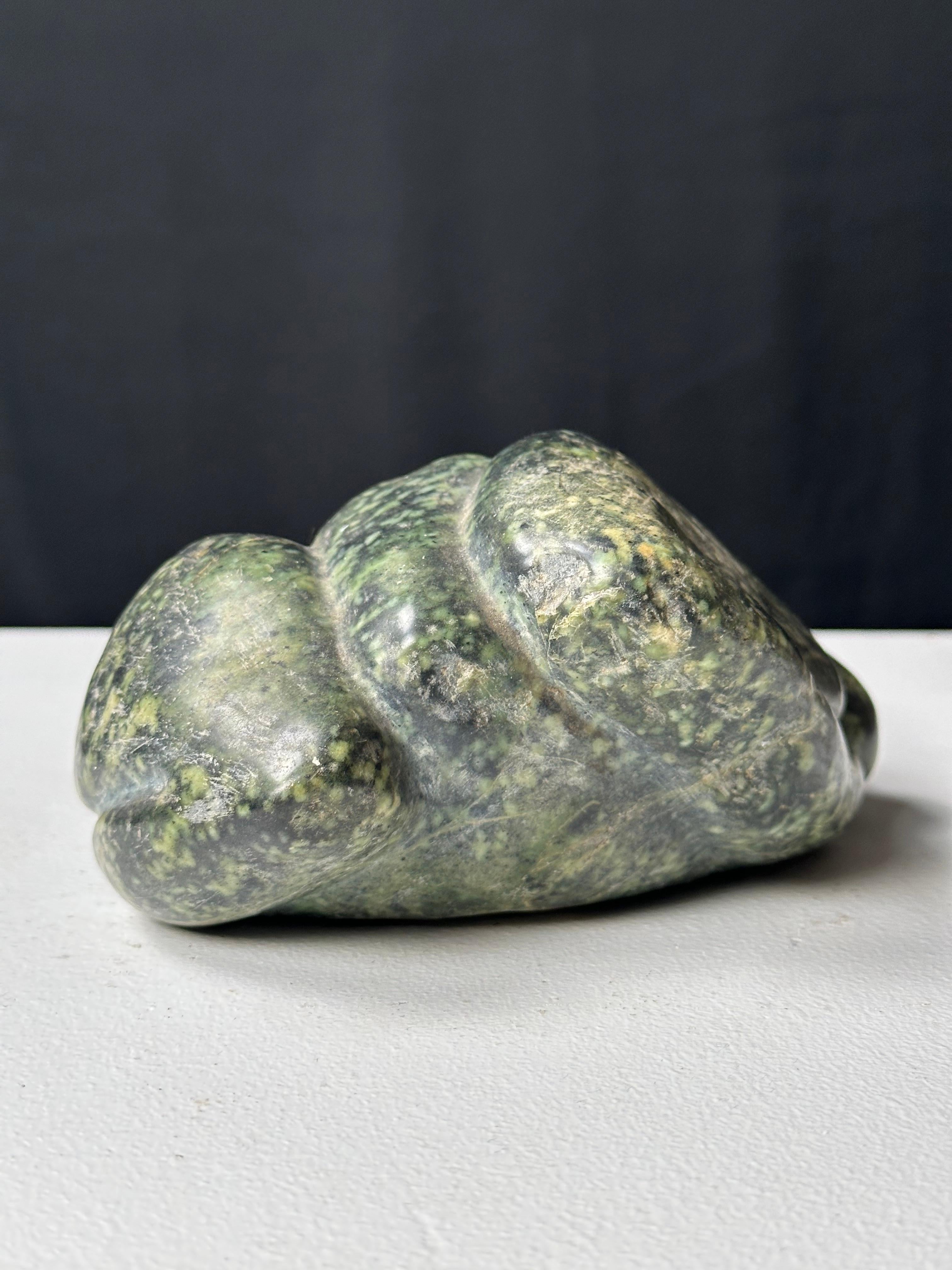Mark Morrison (1895-1964)

Greene & Greene,  ca. 1940

Pietra ollare verde scolpita

Larghezza 6,5